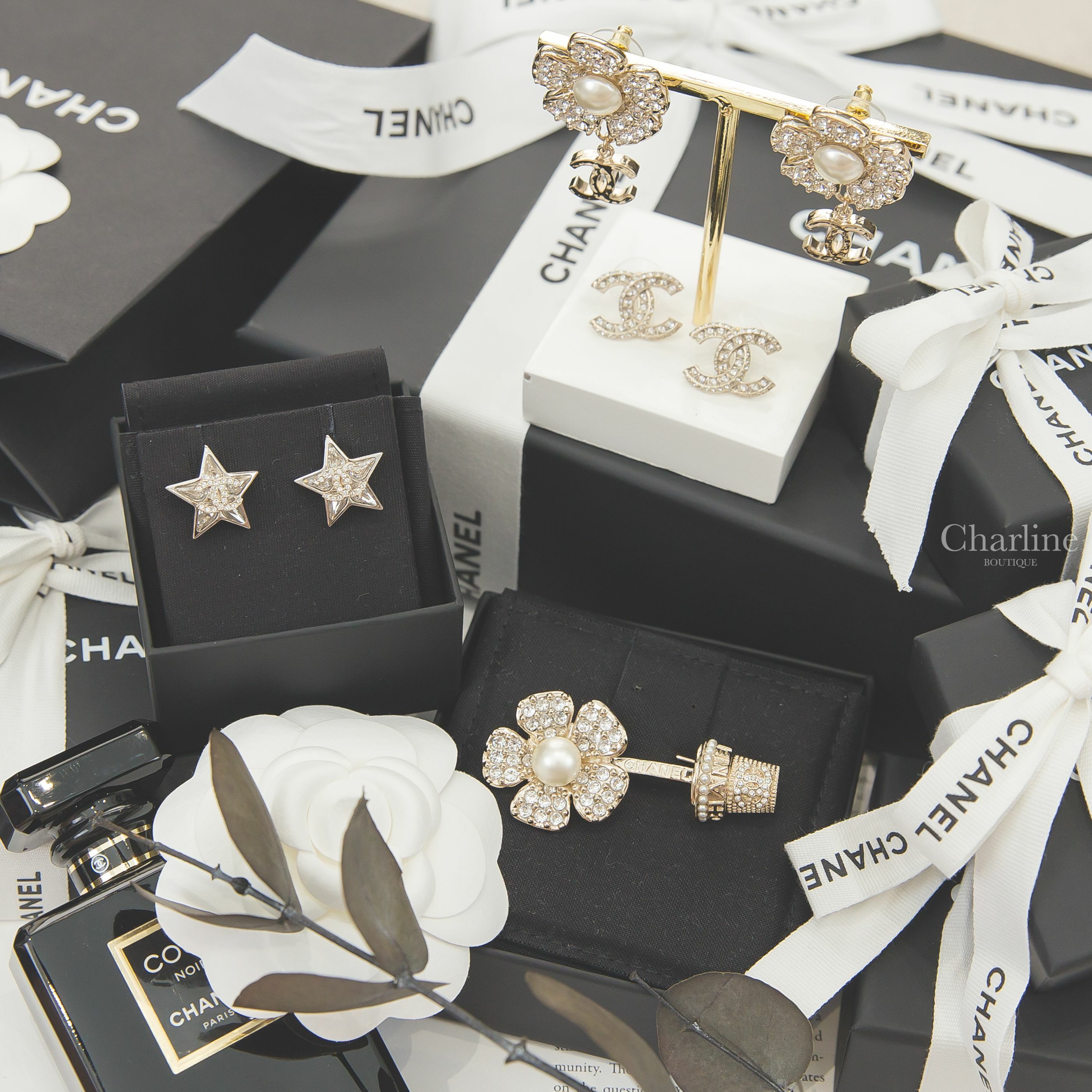 Chanel 銀色水晶鑲鑽CC星星耳環,Chanel 金色方格CC水鑽耳環,Chanel 金色珍珠水鑽花朵CC垂墜耳環,Chanel 金色珍珠水鑽花朵盆栽胸針-Charline Boutique 精品代購