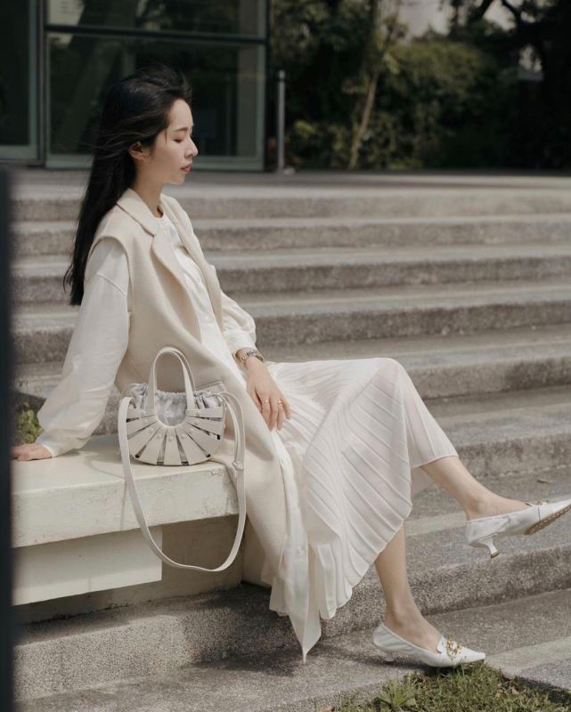 Bottega Veneta Shell 白色貝殼半圓包 22x10x14   651819    VMAUH    9018