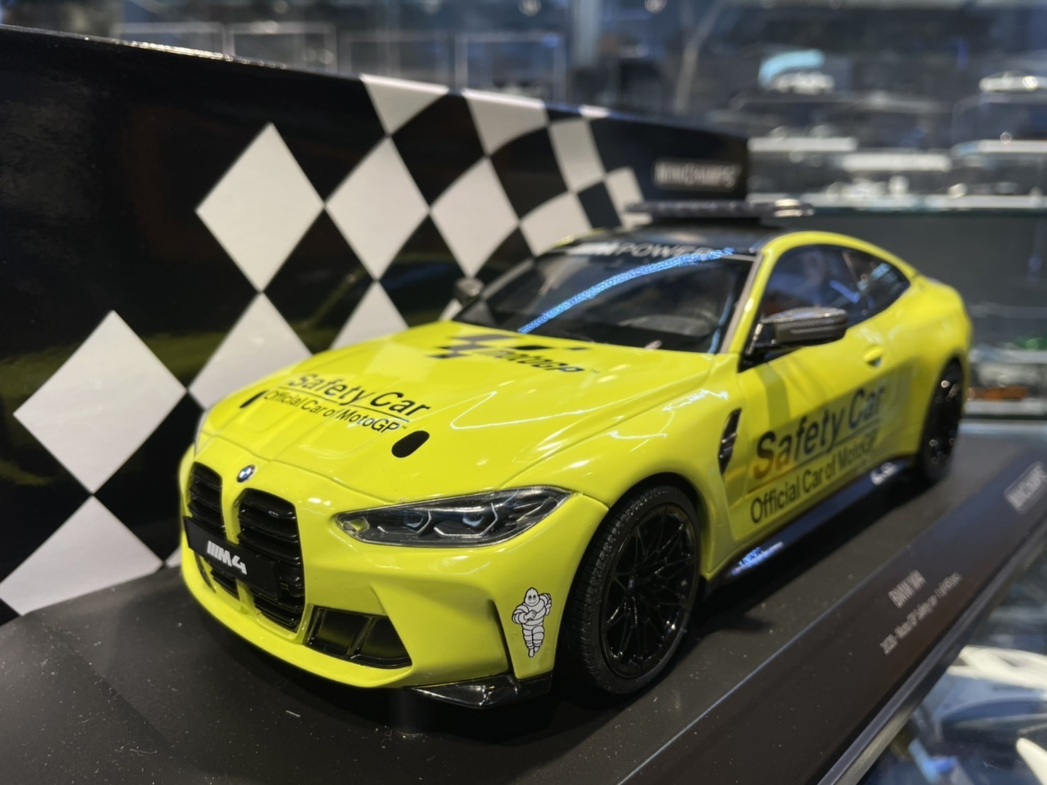 BMW M4 Competition Coupé (G82) MotoGP Safety Car 1:18 Modellauto von