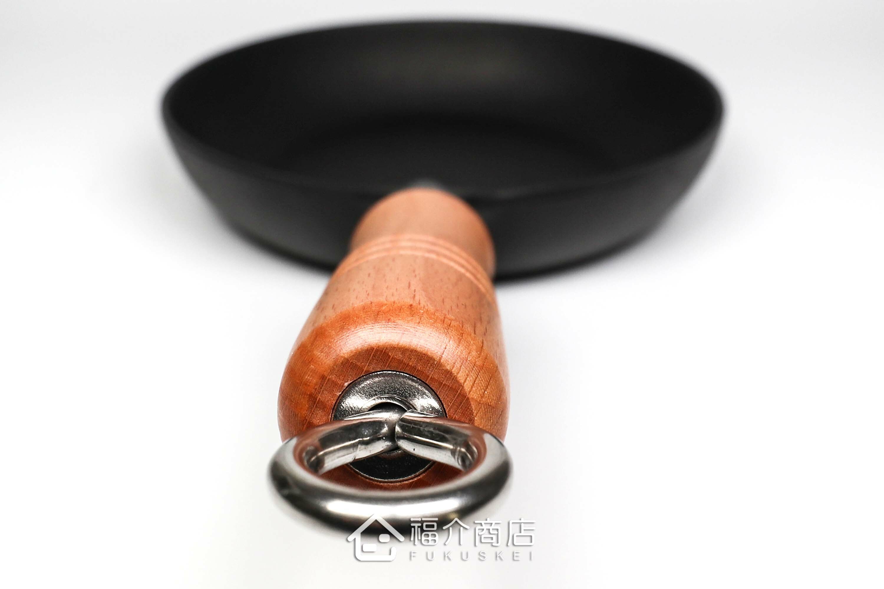 炒菜用的木柄平底鑄鐵鍋