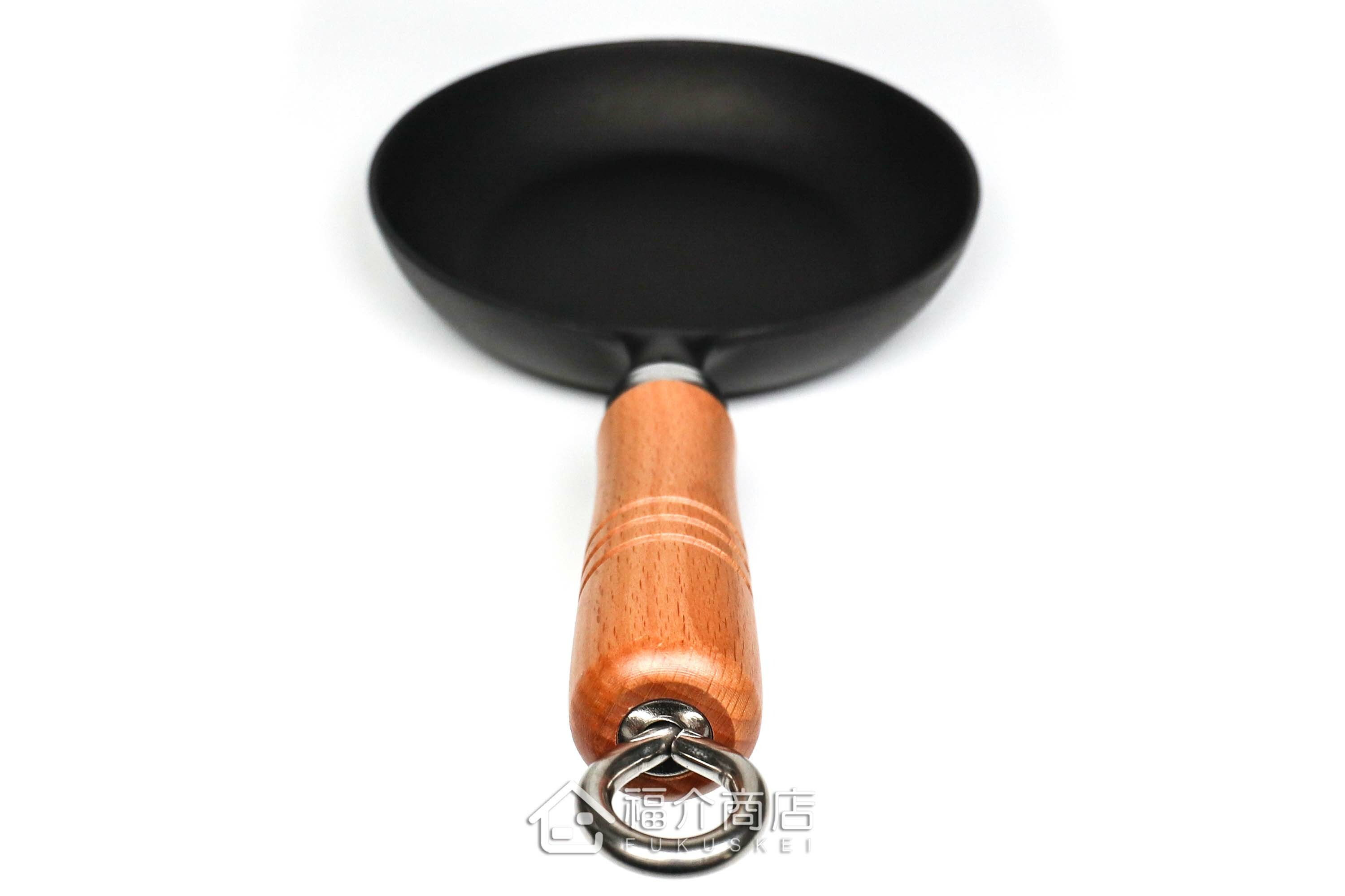 炒菜用的木柄平底鑄鐵鍋