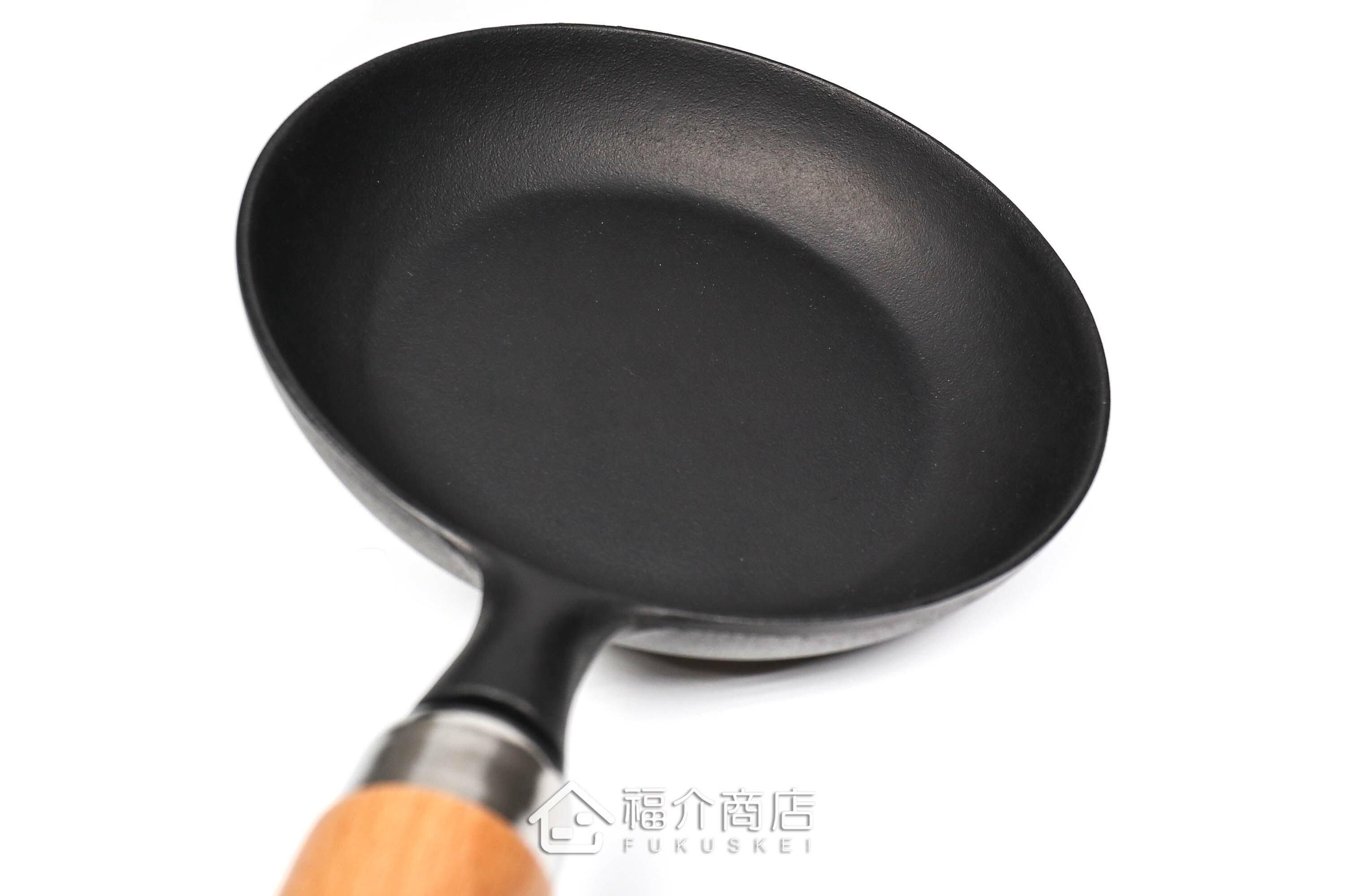 炒菜用的木柄平底鑄鐵鍋