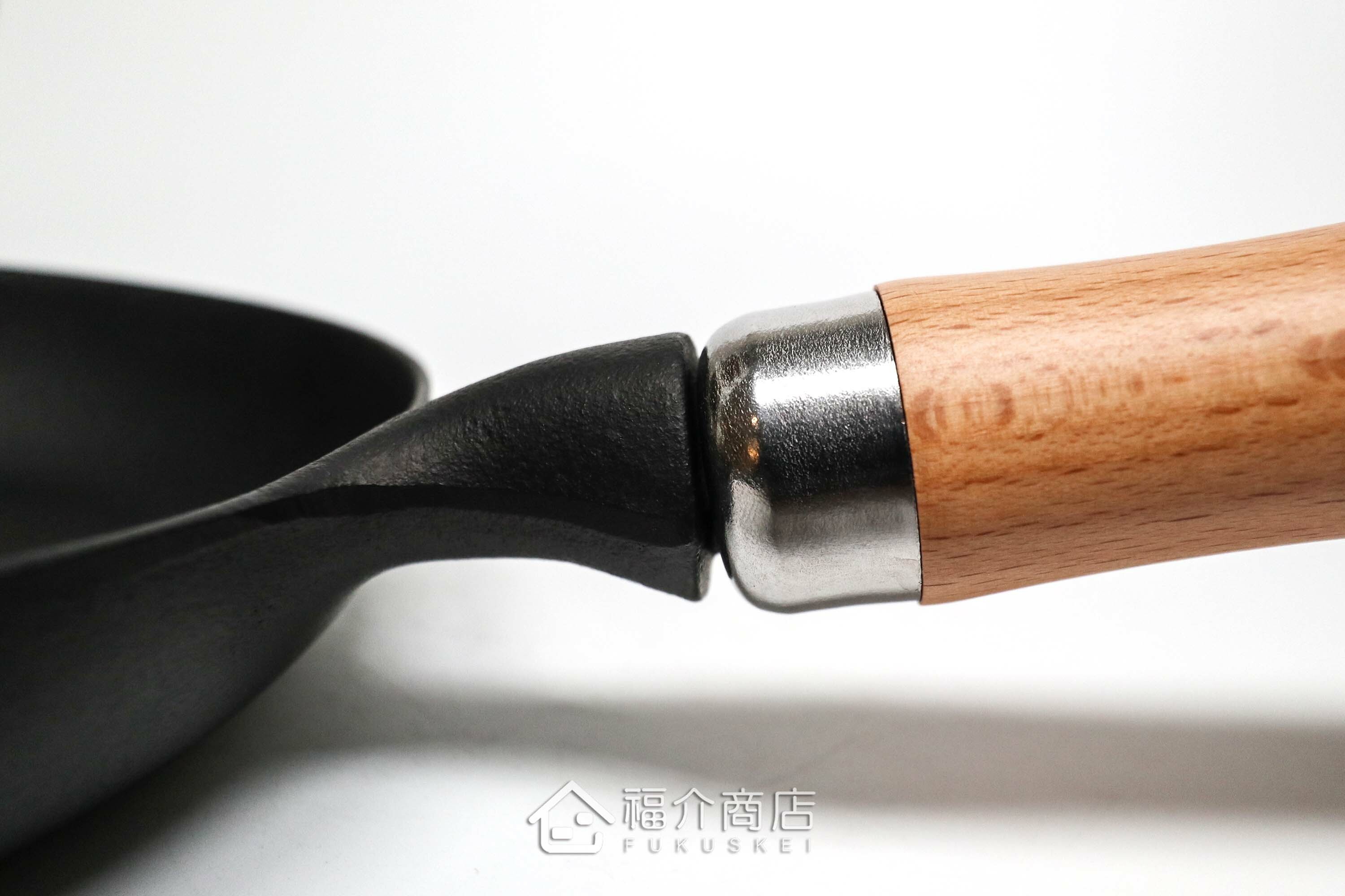 炒菜用的木柄平底鑄鐵鍋