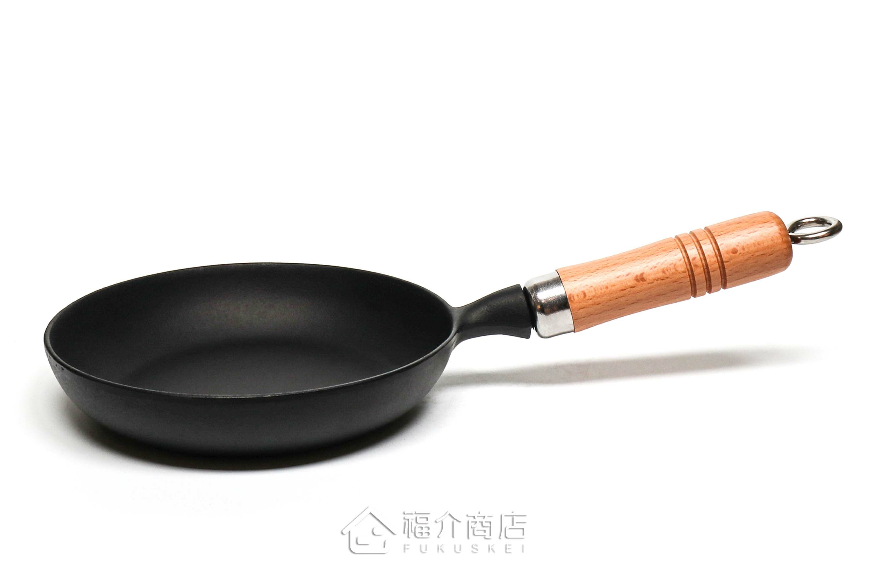 炒菜用的木柄平底鑄鐵鍋