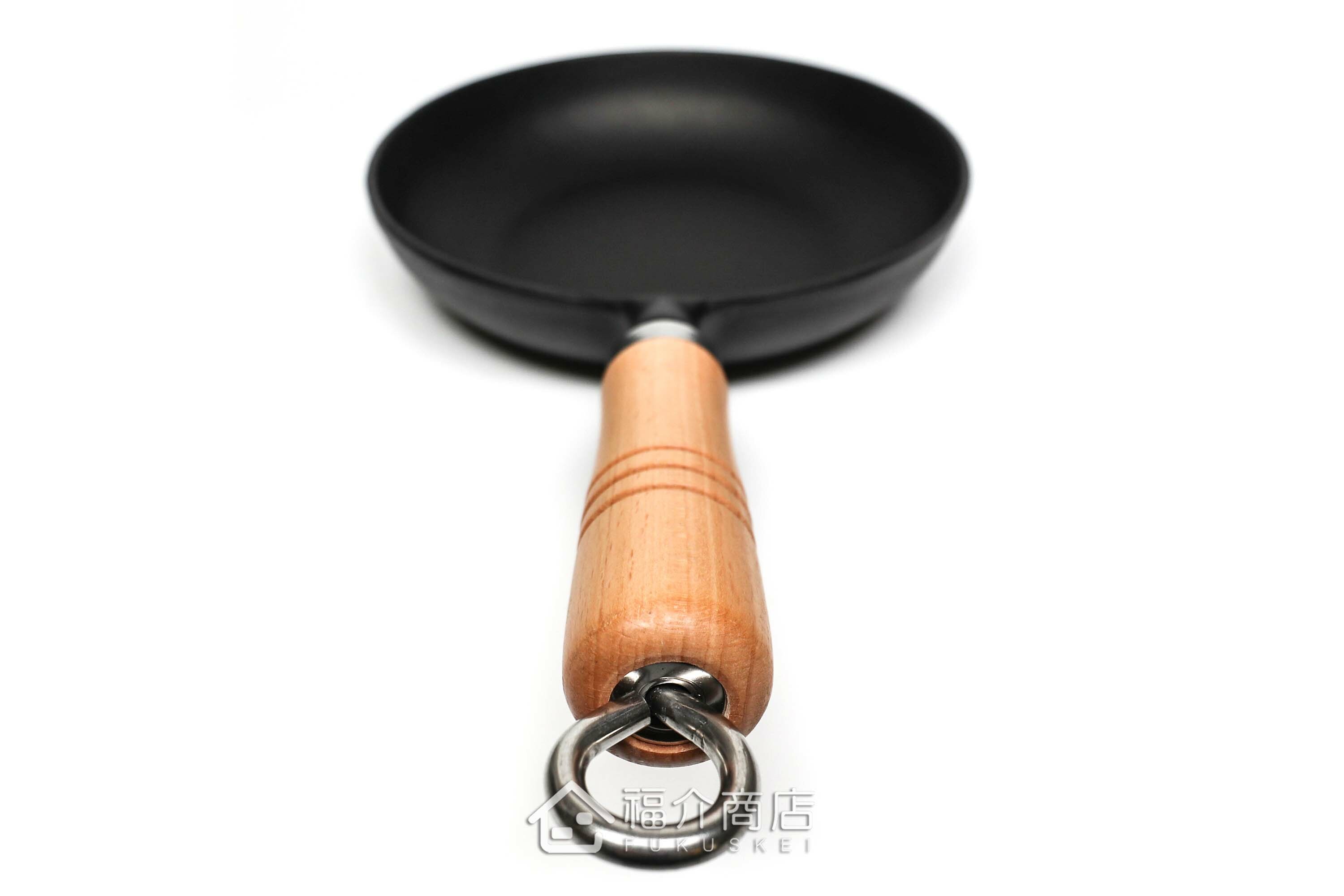 炒菜用的木柄平底鑄鐵鍋