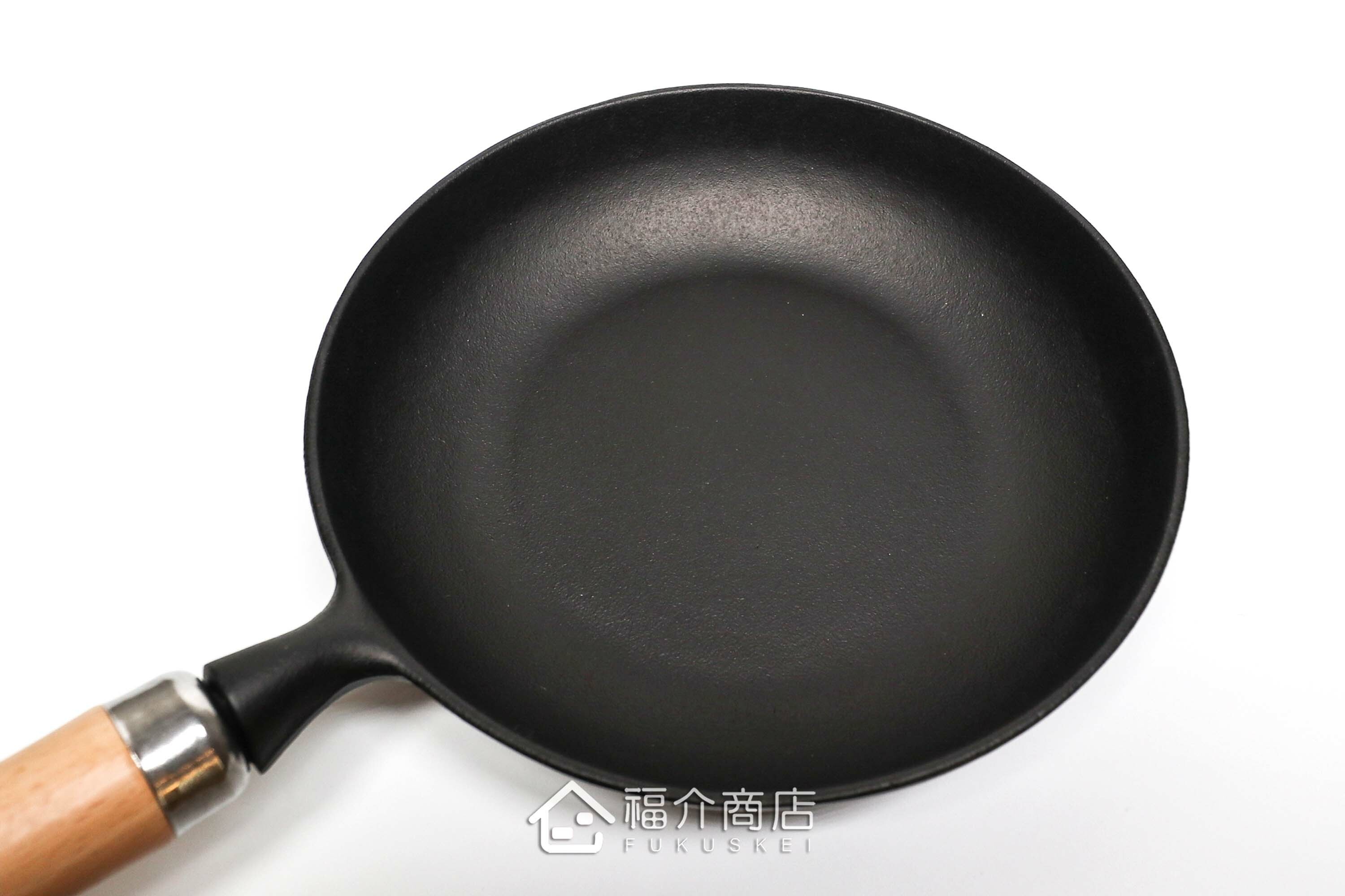 炒菜用的木柄平底鑄鐵鍋