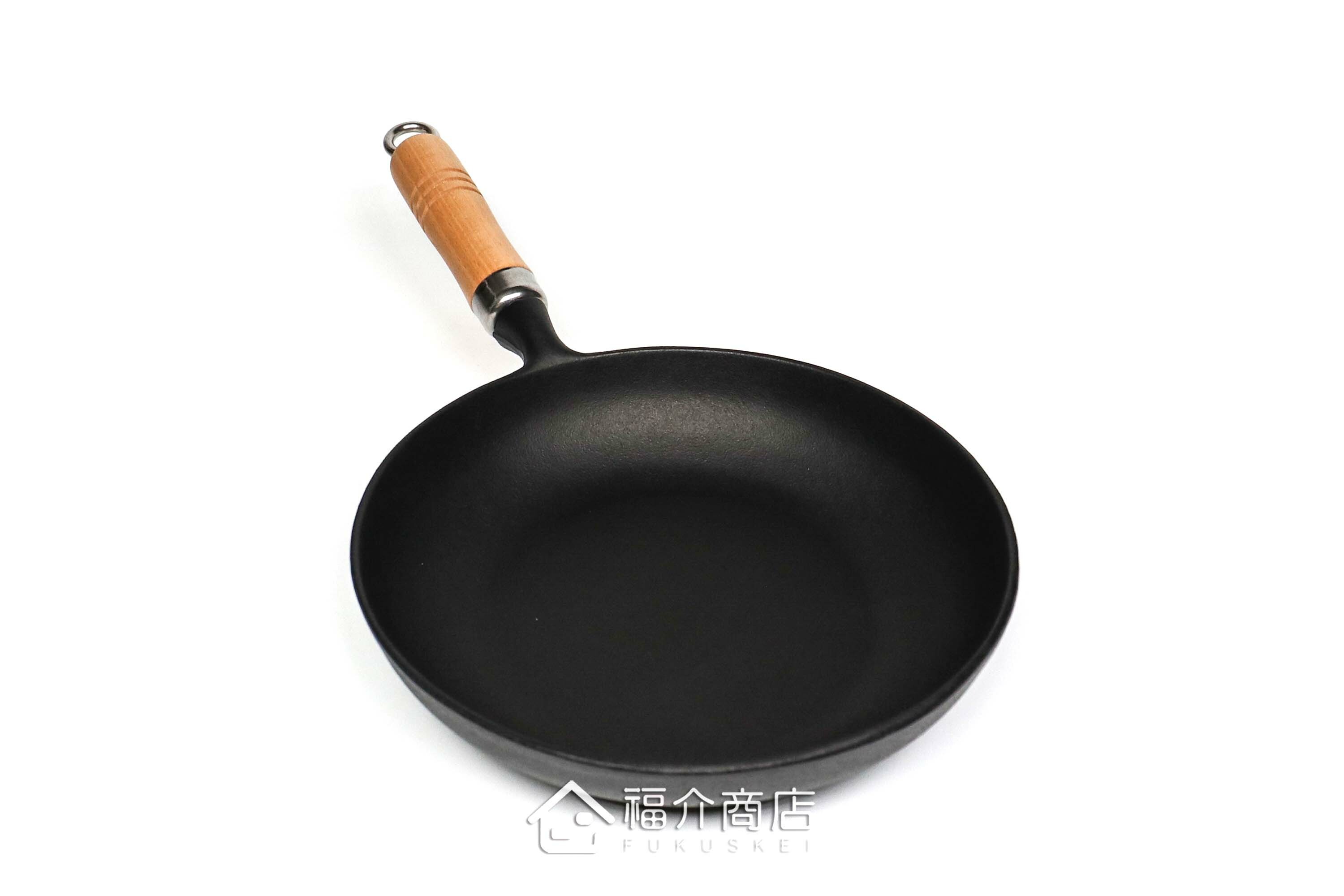 炒菜用的木柄平底鑄鐵鍋