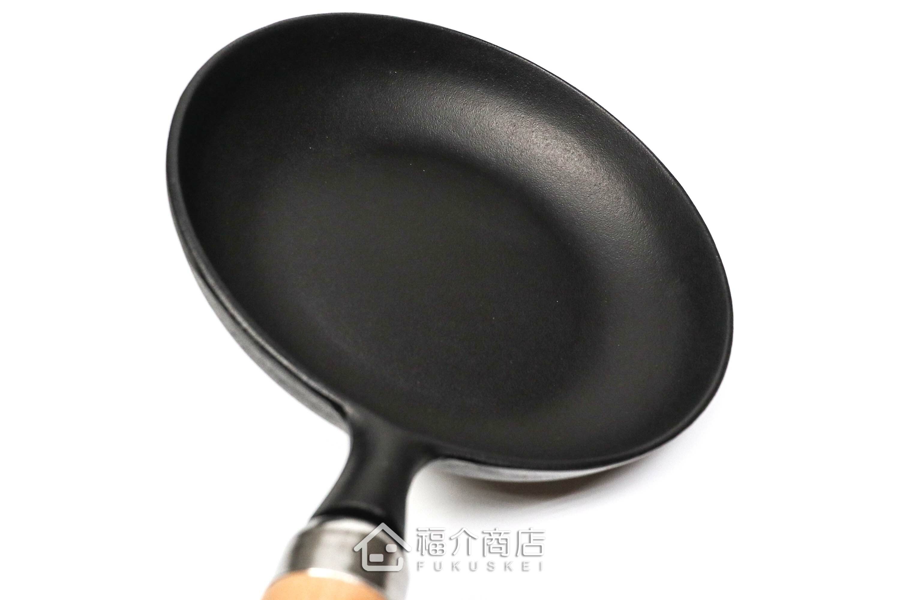 炒菜用的木柄平底鑄鐵鍋