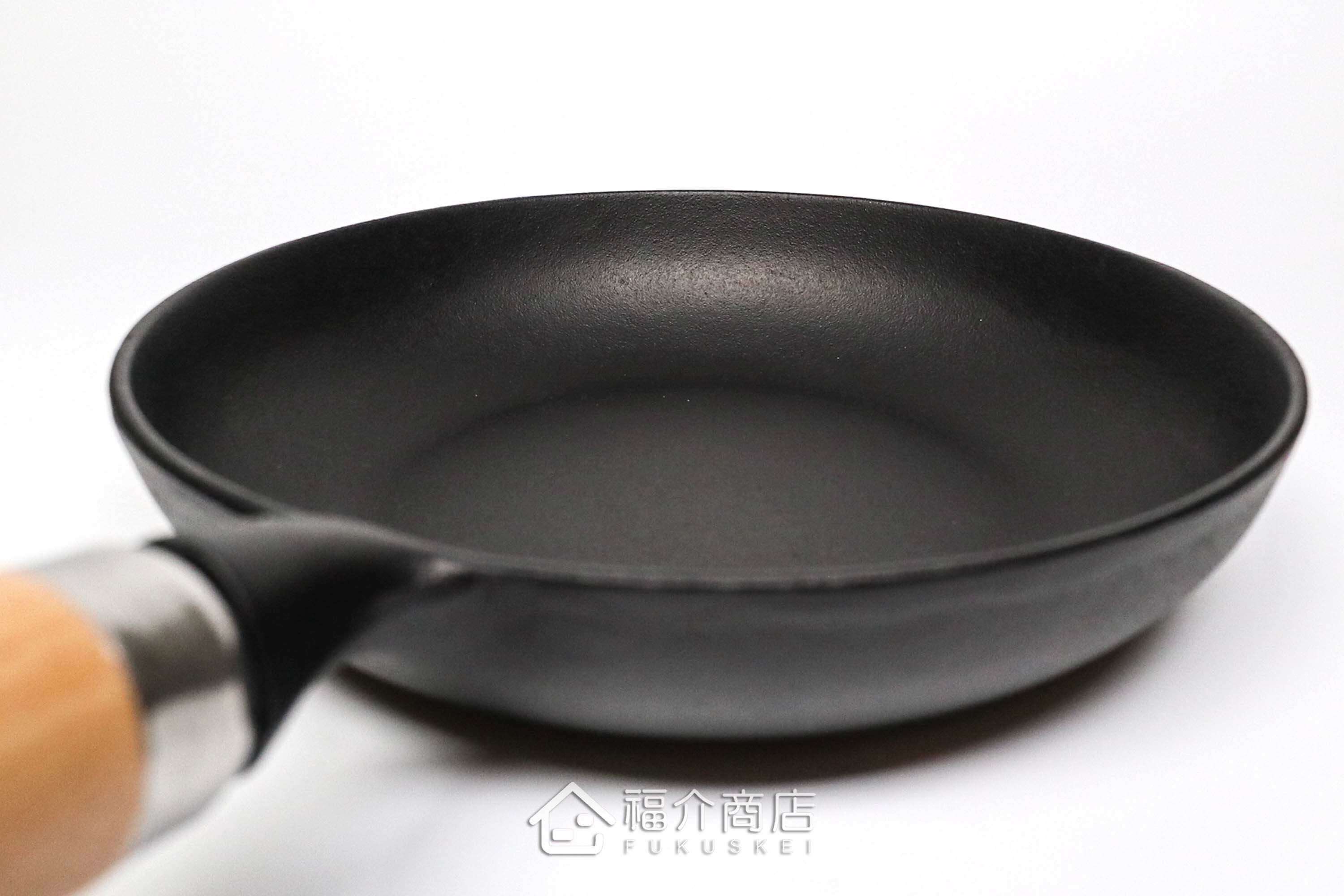 炒菜用的木柄平底鑄鐵鍋