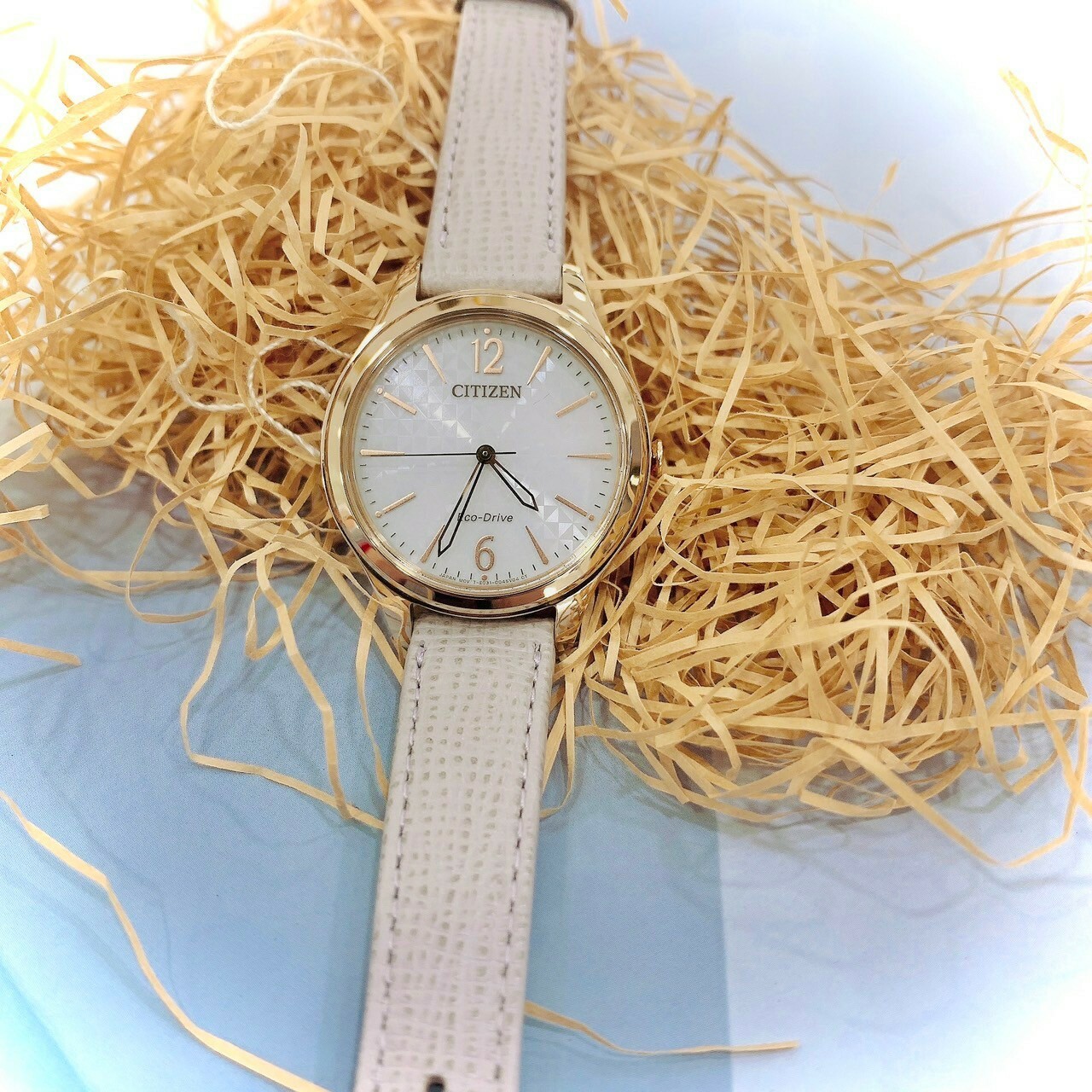 【CITIZEN 星辰】 光動能皮革女錶EM0509-10A 32mm 現代鐘錶