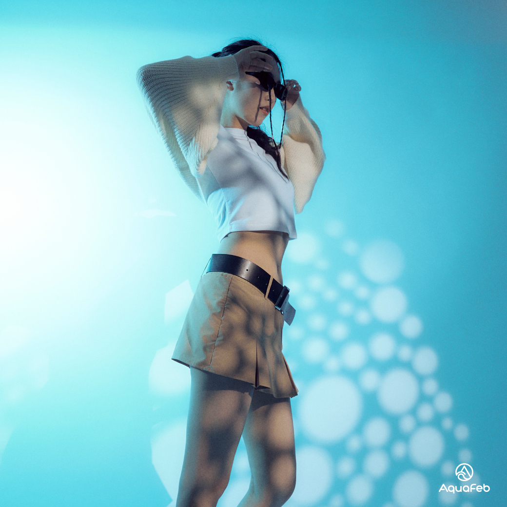 Y2K穿搭 低腰迷你裙 墨鏡 短版上衣 鞋款