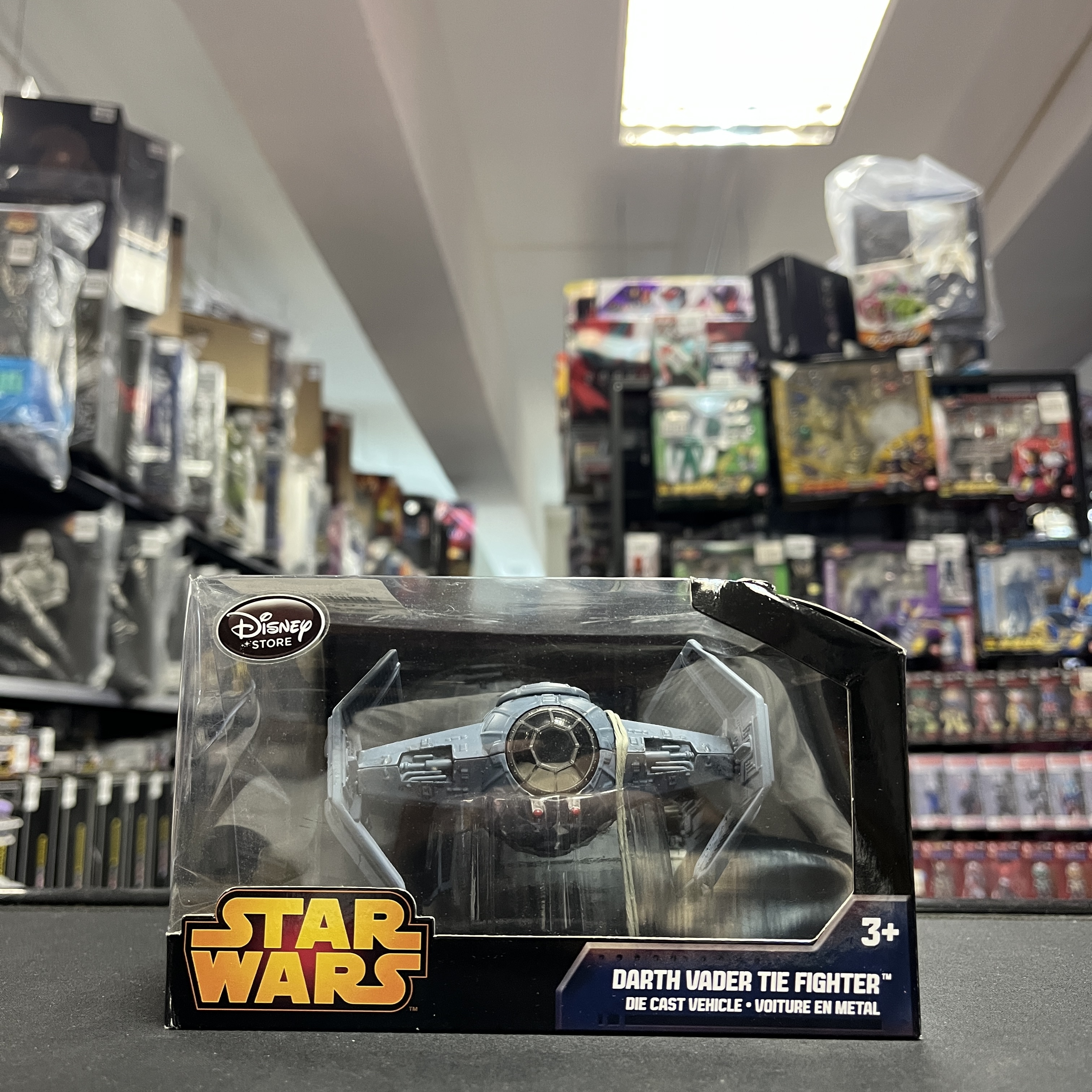 寄賣 其它-Disney Store Star Wars Darth Vader Tie Fighter 合金 星球大戰 黑武士 鈦 戰機