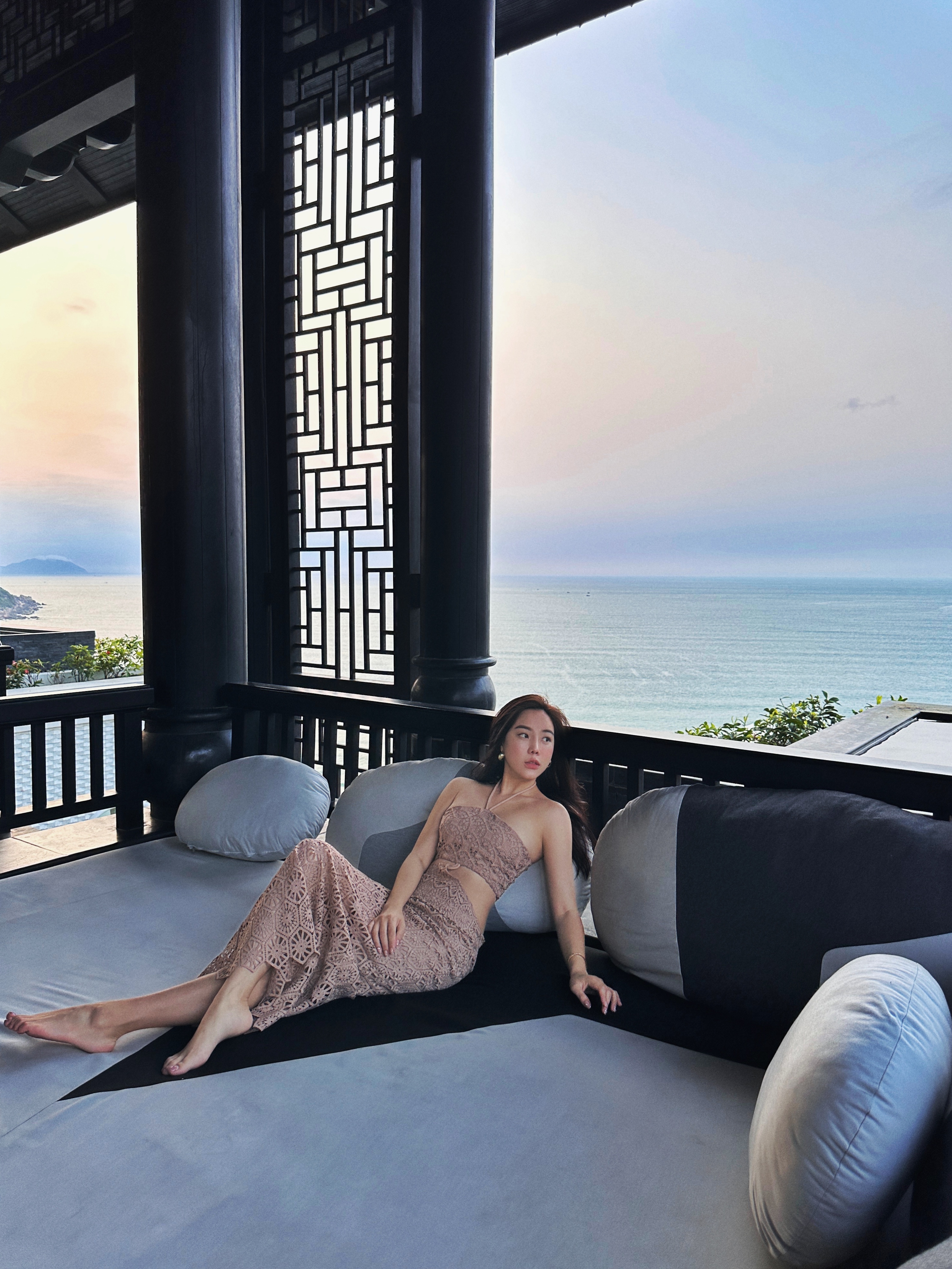 Teatime 茶點時光 繞脖綁帶露腰蕾絲長洋裝