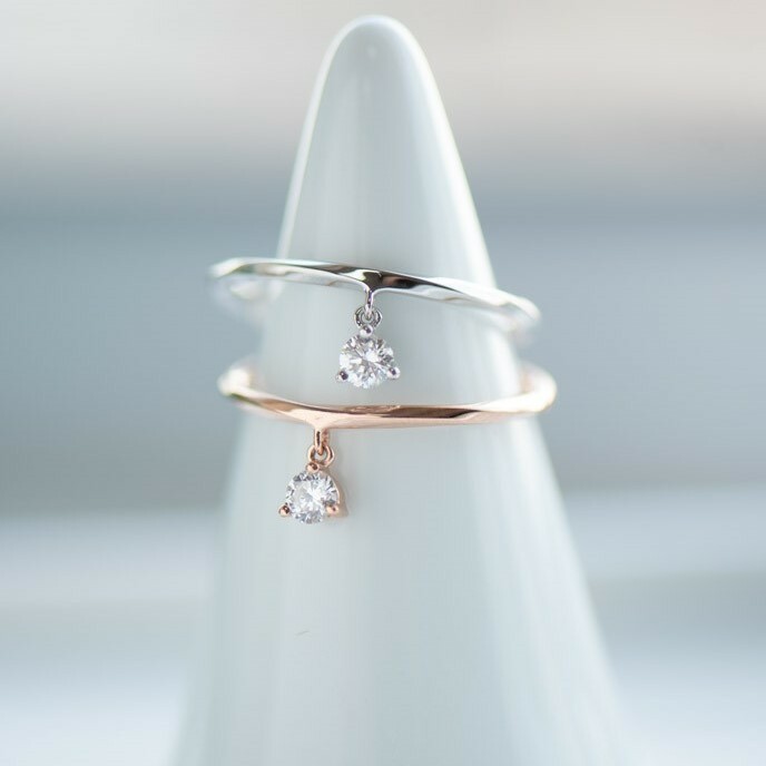 18K Twisting Single Diamond Ring