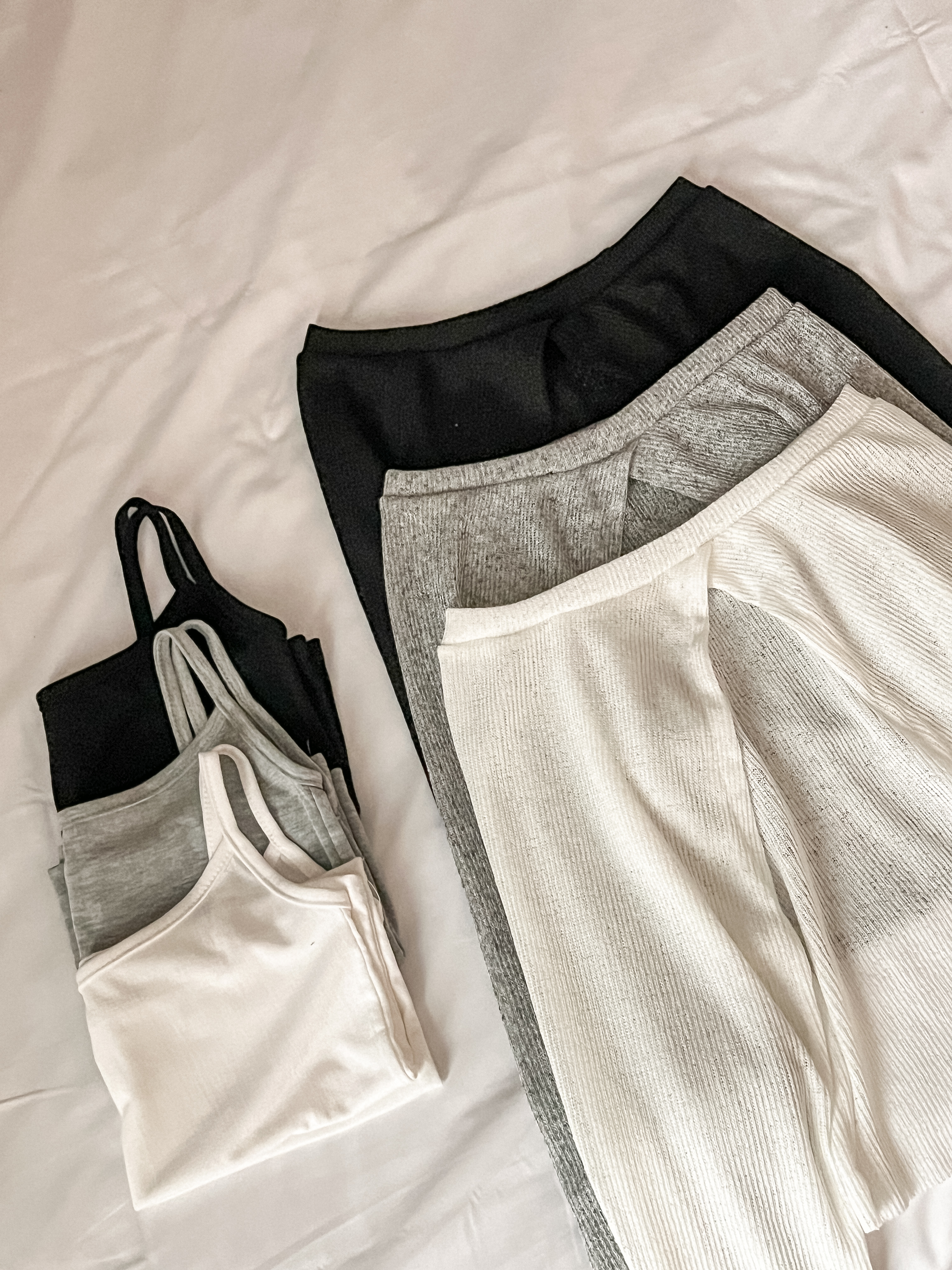 〈17/4～21/4 連線DAY 3〉小坑紋 V-cut Top Set