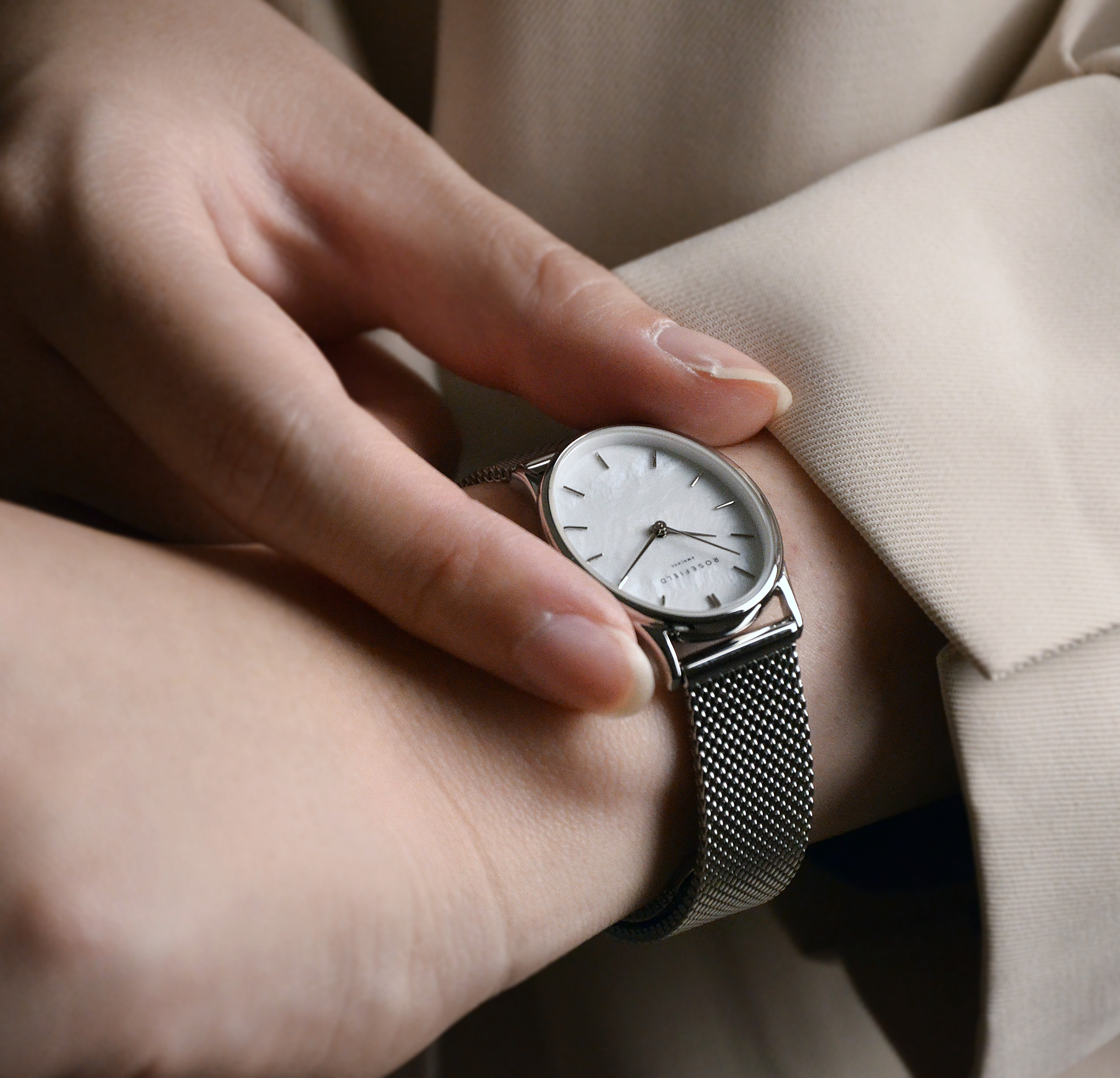 萬年鐘錶 -  【ROSEFIELD】  阿姆斯特丹設計師品牌 THE OVAL 系列 橢圓鵝蛋形銀殼珍珠面盤米蘭錶帶女錶  OWSMS-OV11 錶徑24MM