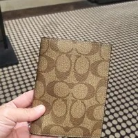 [S] COACH 93518 PASSPORT CASE SIGNATURE PVC,QB/TAN, 193971350509 (SCO339)