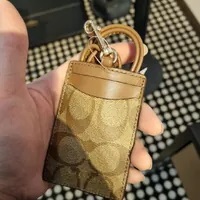 [S] COACH 63274 SIGNATURE PVC LANYARD ID,IM/KHAKI/SADDLE 2, 191202191204 (SCO352)