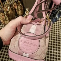 [S] COACH C8322 JAQUARD MINI DEMPSEY BUCKET BAG,IM/TRUE PINK KHAKI MULTI, 195031867729 (SCO365)