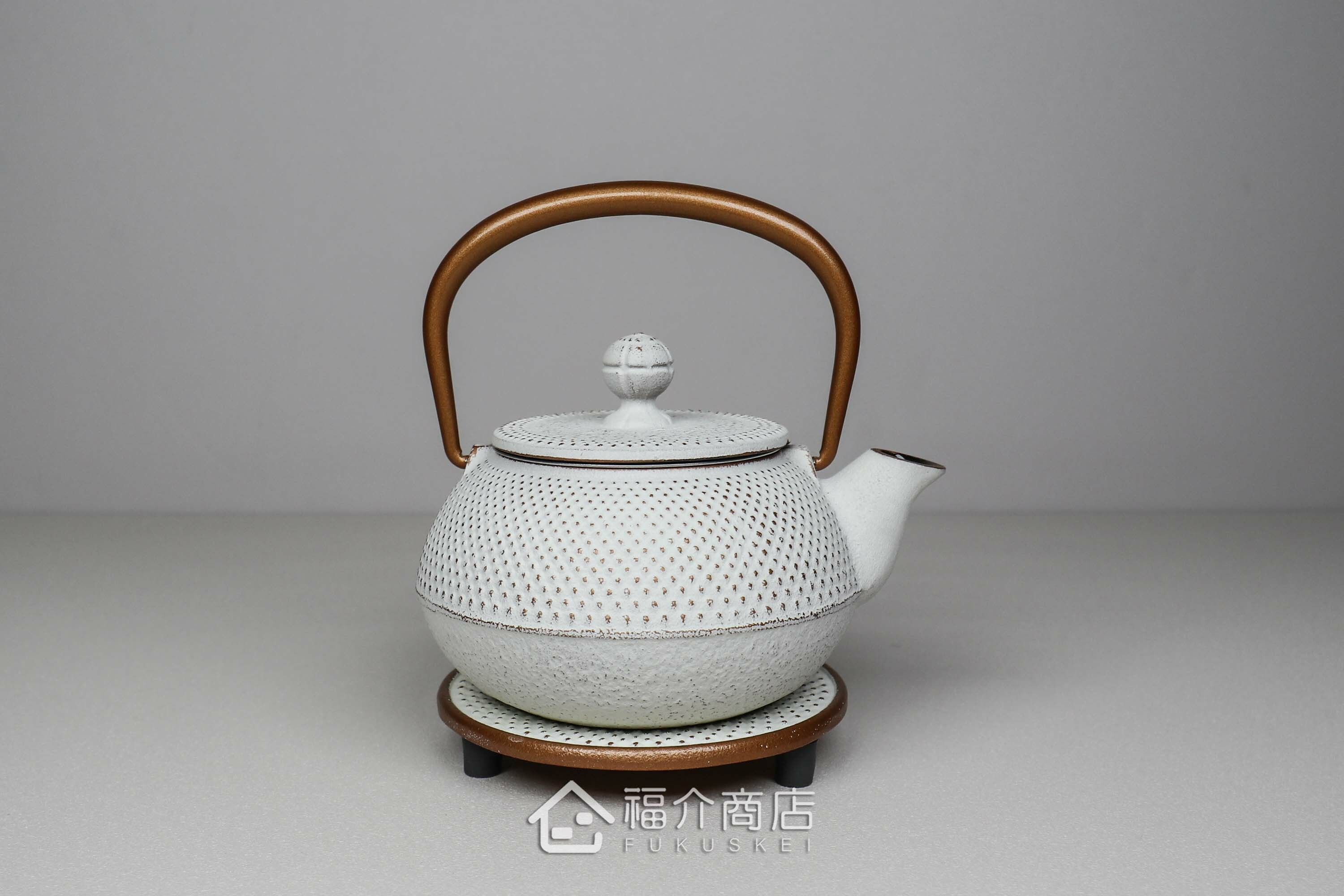 泡茶用的白色鐵壺金色提把