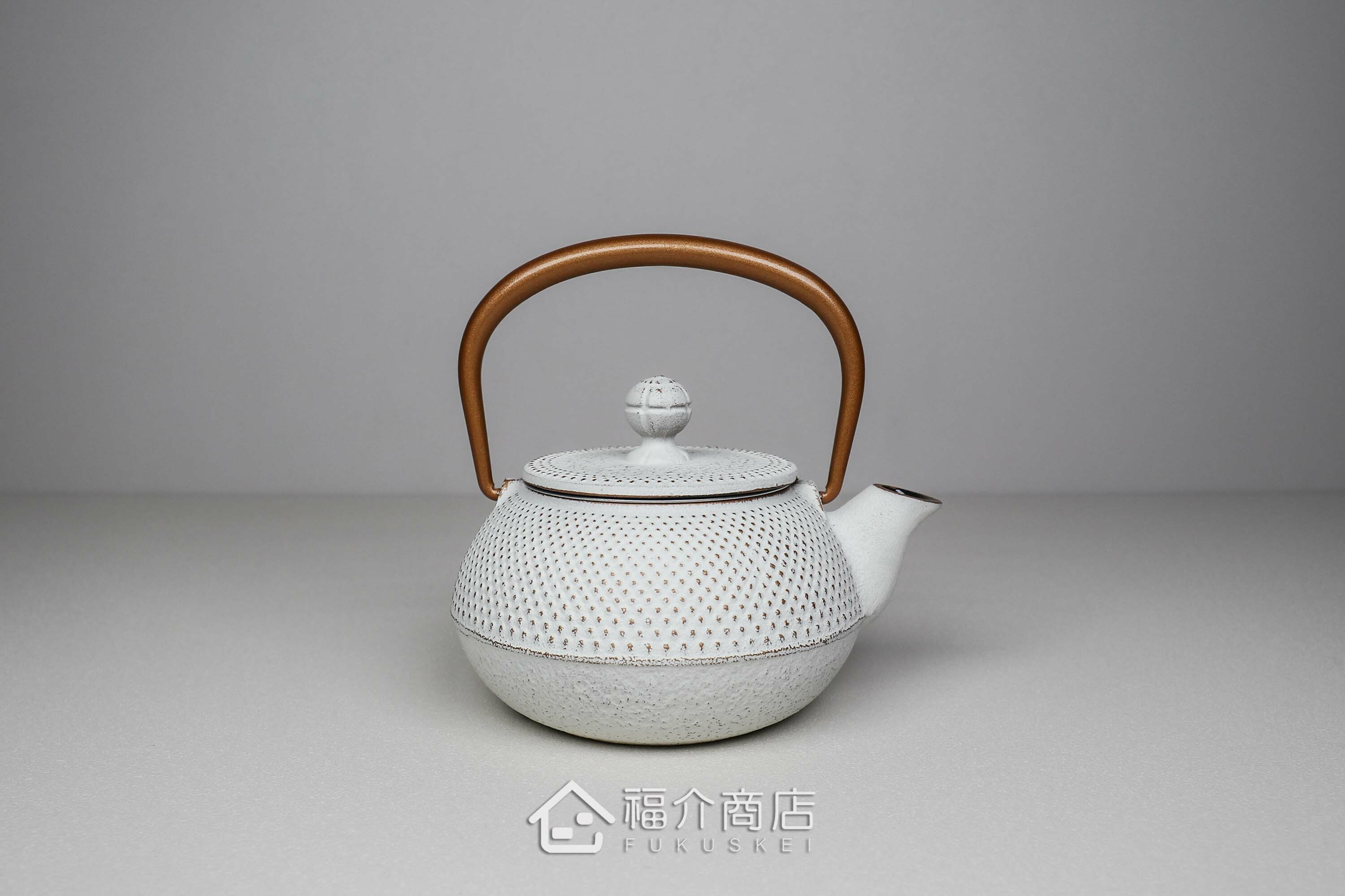 泡茶用的白色鐵壺金色提把