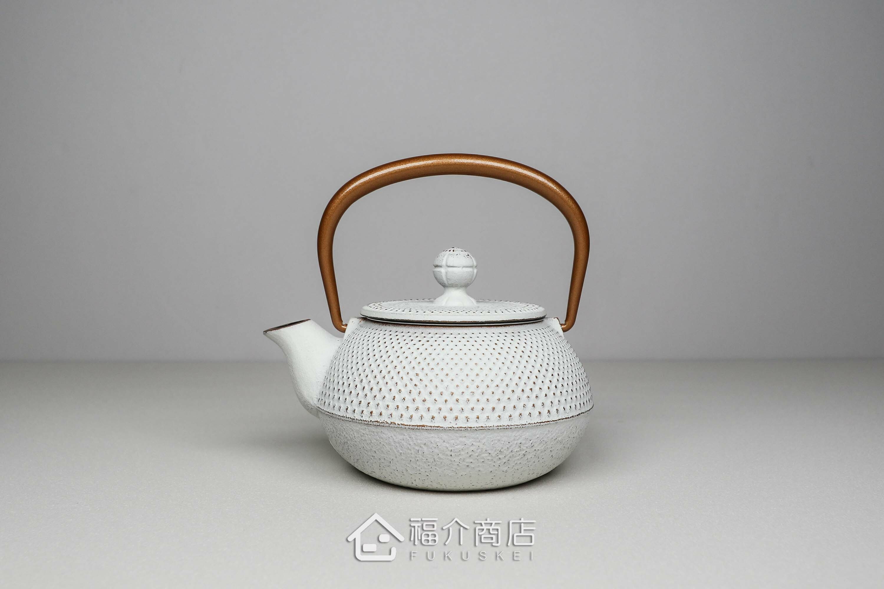 泡茶用的白色鐵壺金色提把