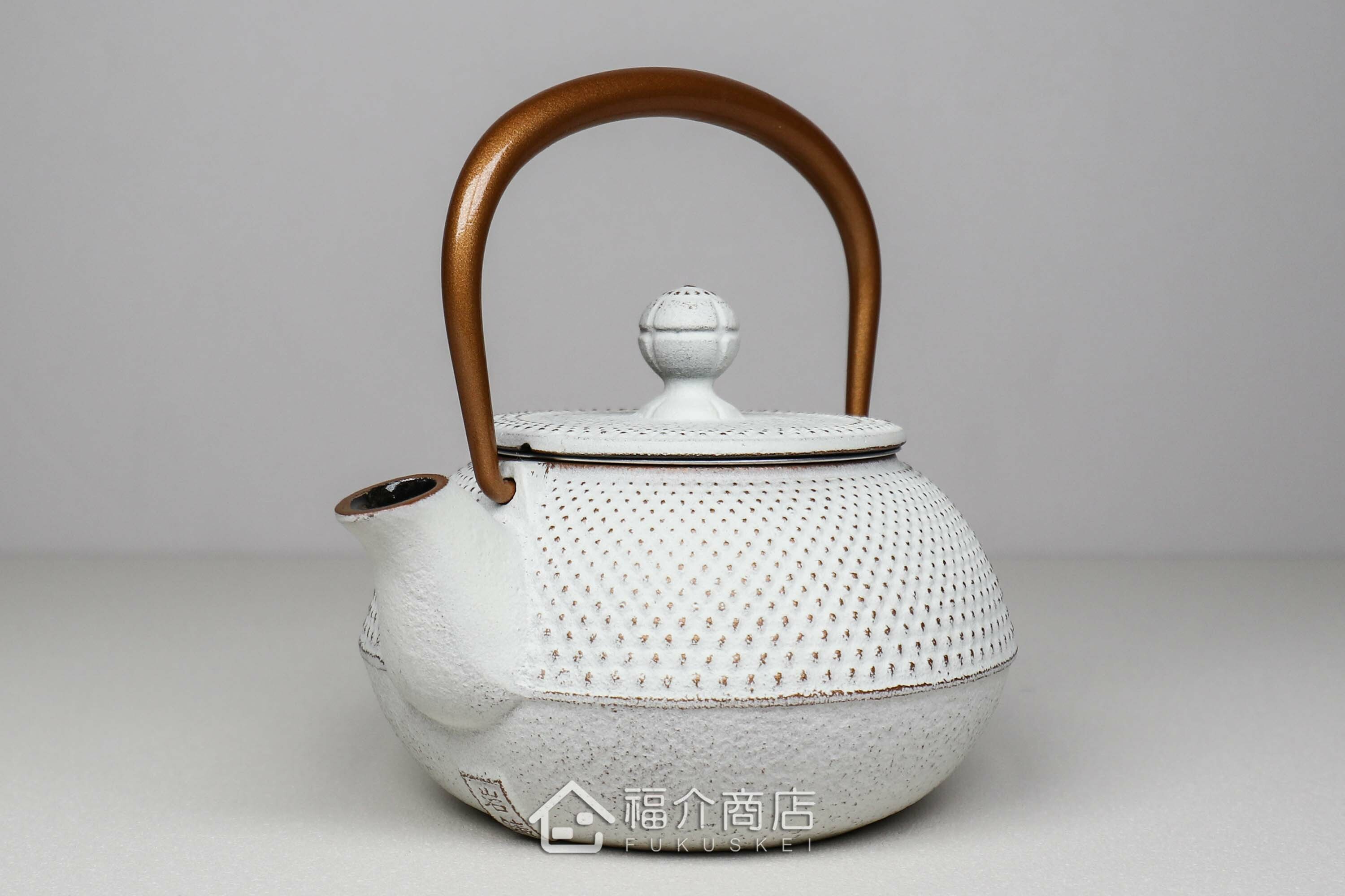 泡茶用的白色鐵壺金色提把