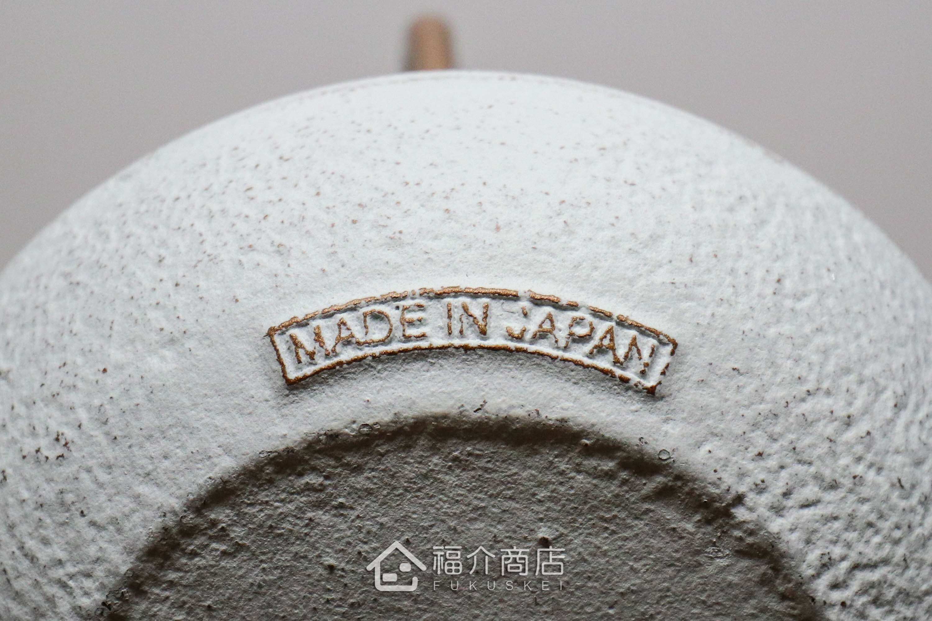 泡茶用的白色鐵壺金色提把