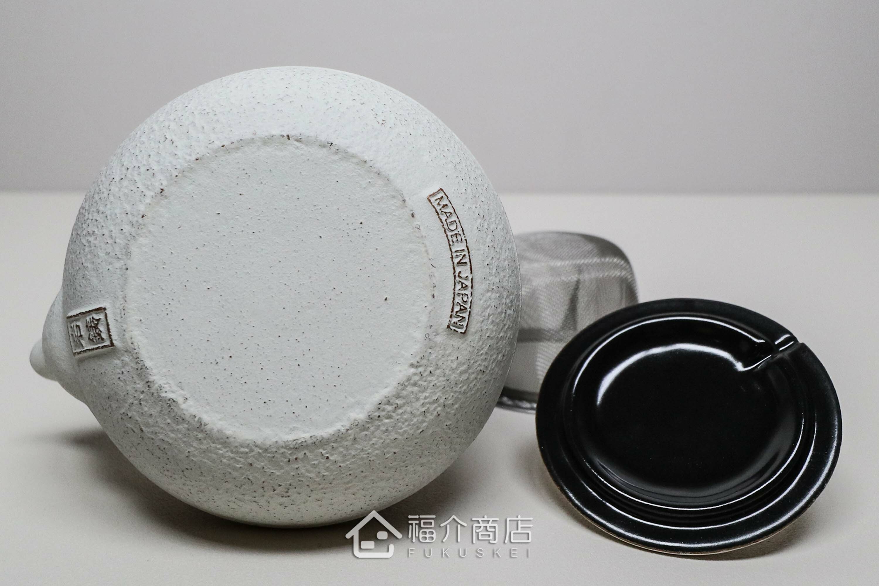 泡茶用的白色鐵壺金色提把