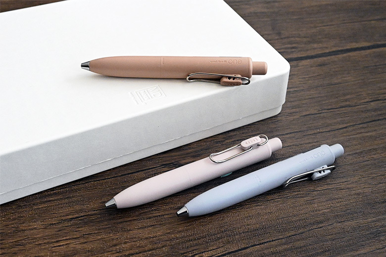 三菱 uni-ball one  P 原子筆：好按壓低重心