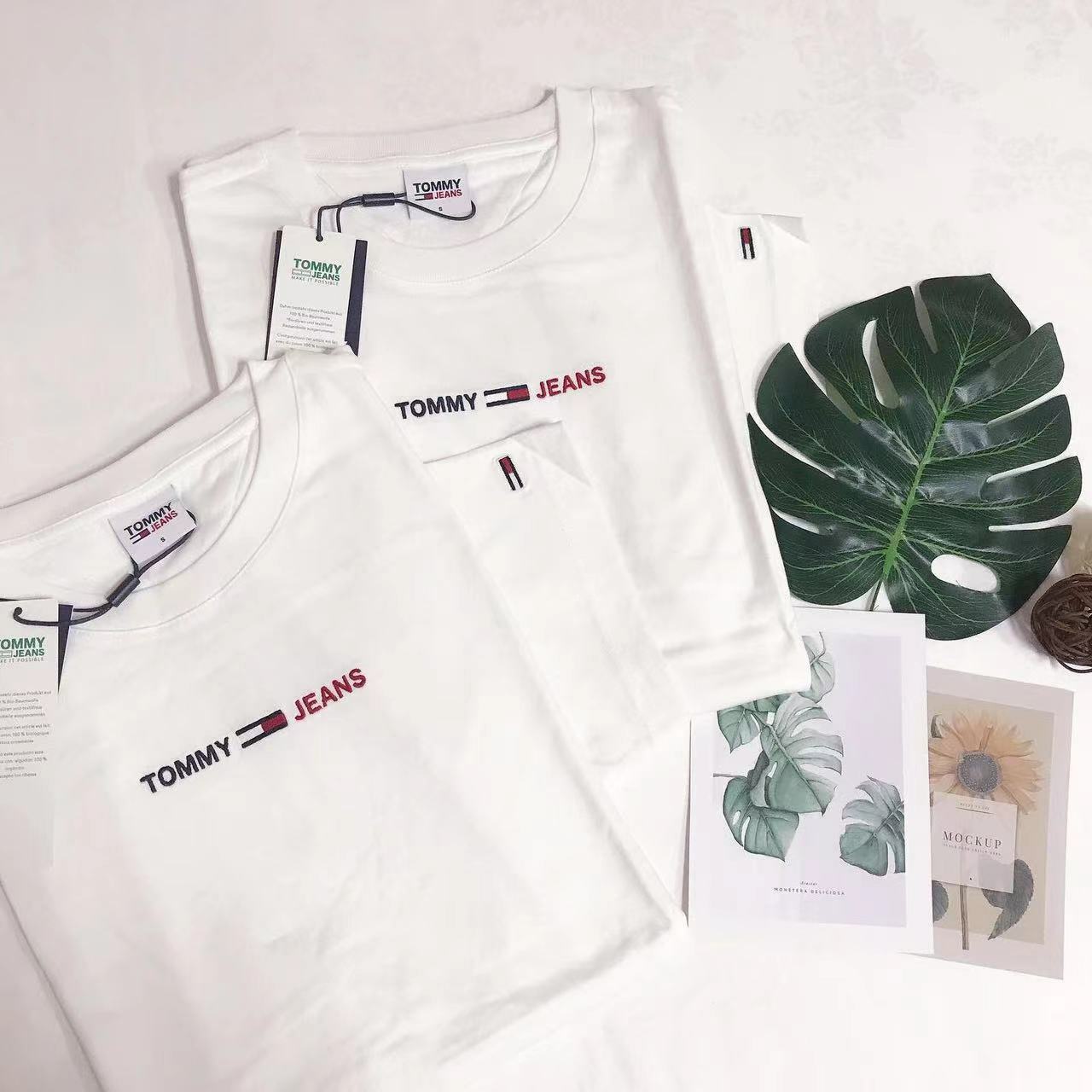 TOMMY JEANS MIDDLE LOGO TEE