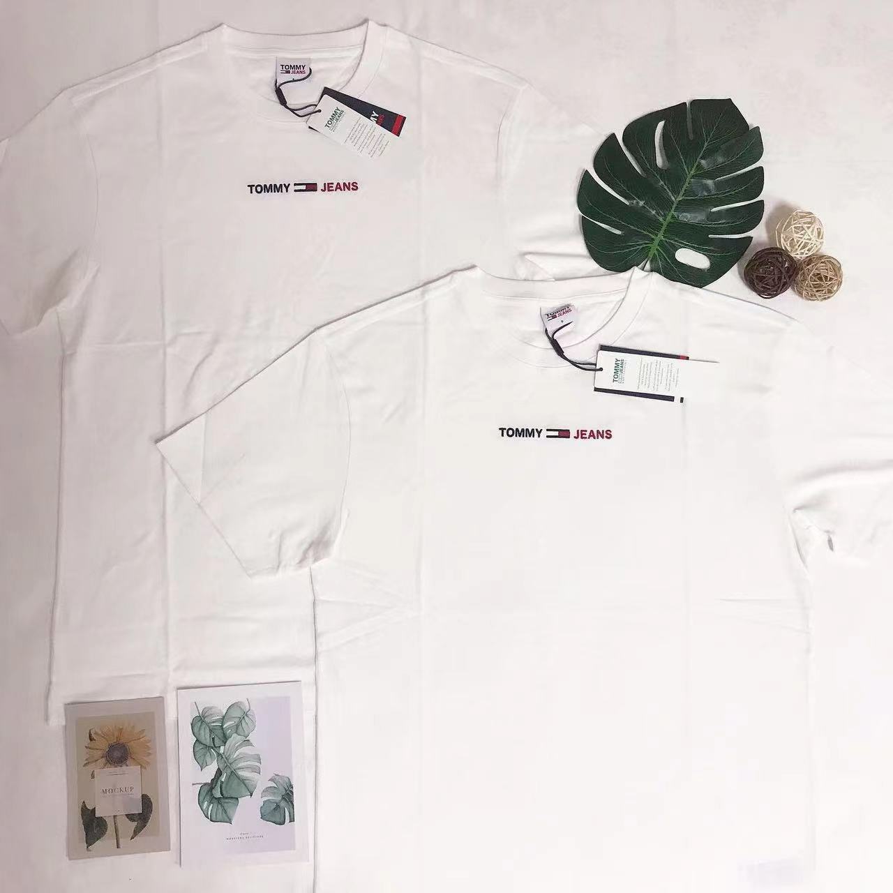 TOMMY JEANS MIDDLE LOGO TEE