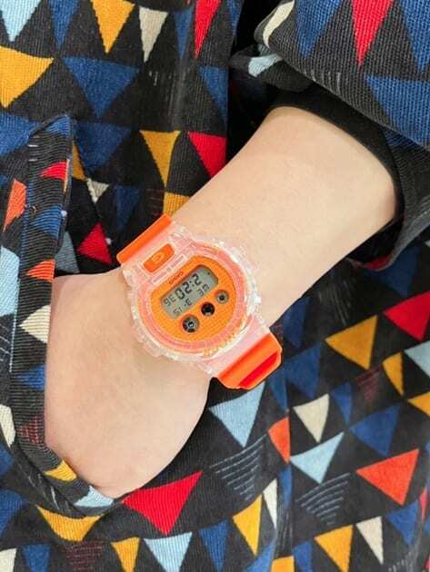 萬年鐘錶 - G-SHOCK  扭蛋系列大膽色彩運動電子錶  DW-6900GL-4  錶徑 : 50mm