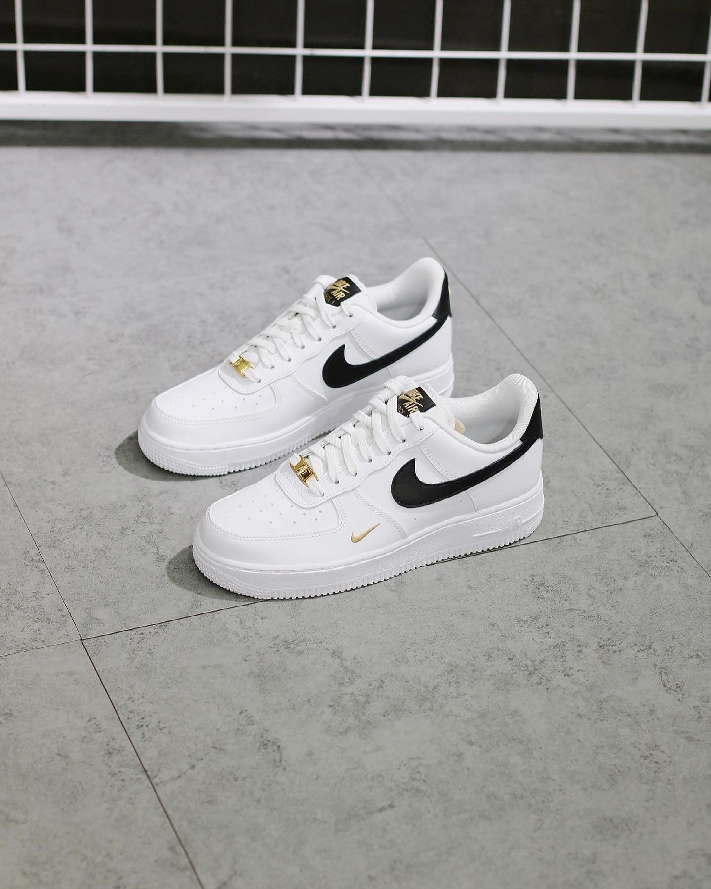 （現貨）Nike Air Force 1 Low '07 Essential White Black Gold Mini Swoosh  CZ0270-102