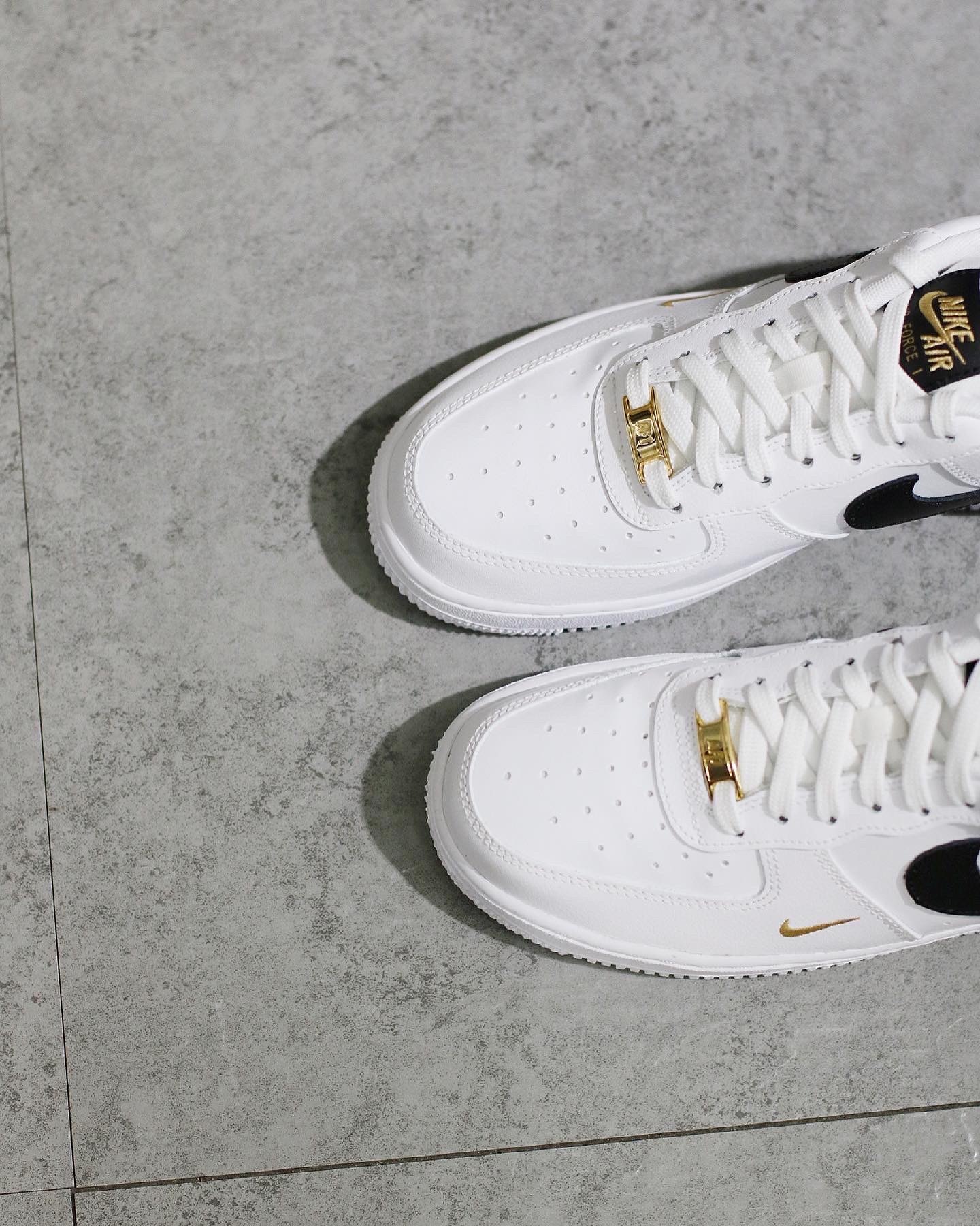 （現貨）Nike Air Force 1 Low '07 Essential White Black Gold Mini Swoosh  CZ0270-102