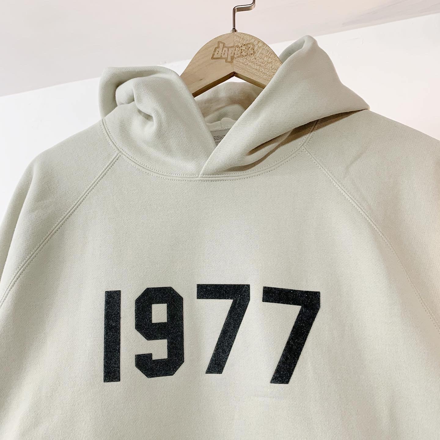 Fear of God Essentials 1977 Hoodie wheat 米白