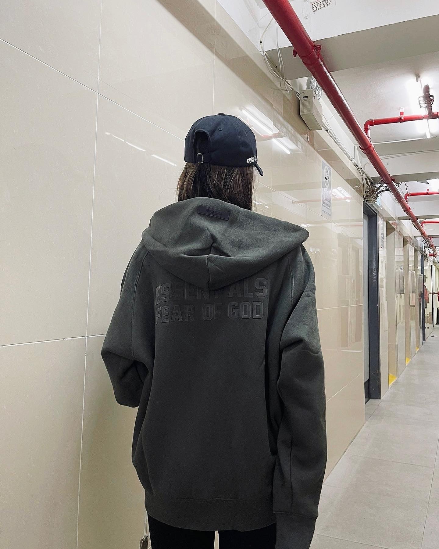 Fear Of God Essentials FW22 Kid Zip Hoodie 外套 OFF BLACK 洗水黑色