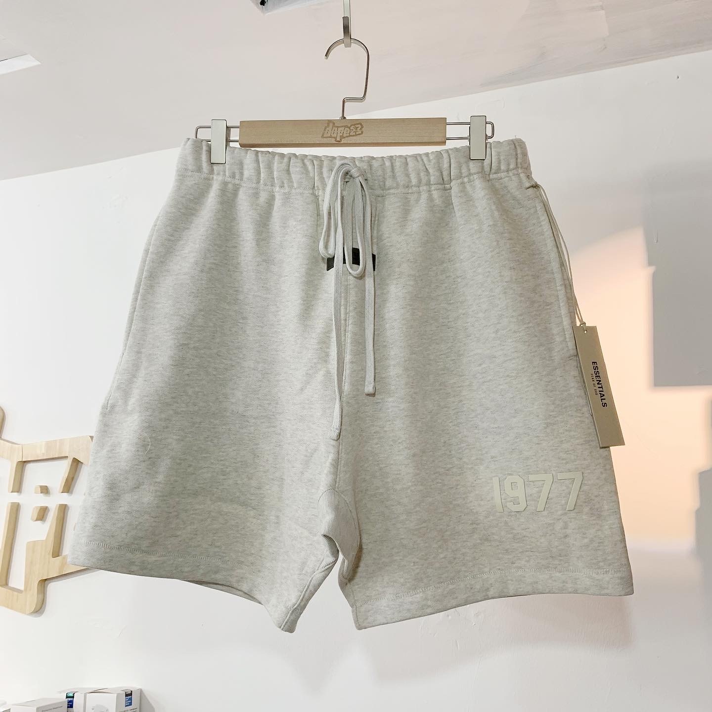 Fear of God Essentials Shorts light Oatmeal 1977