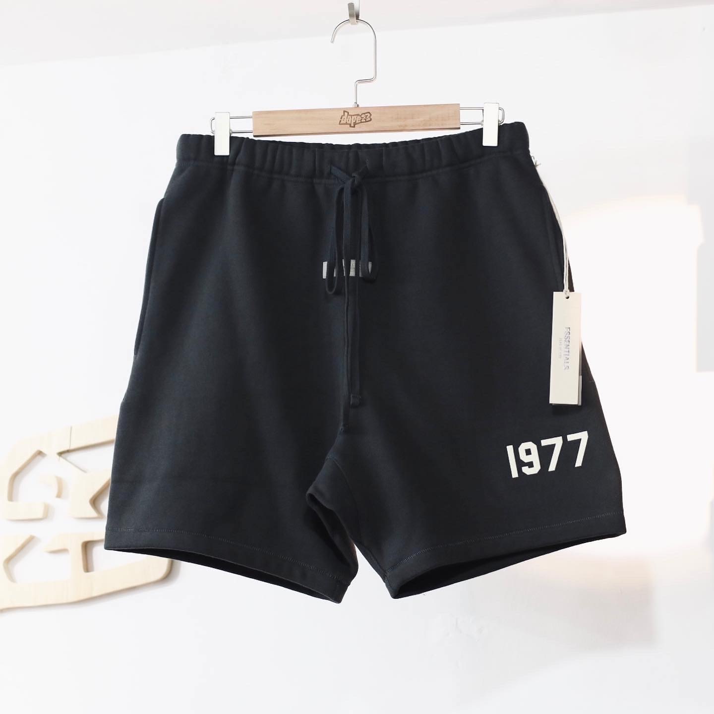 Fear Of God Essentials 1977  Shorts：Iron（洗水黑色）