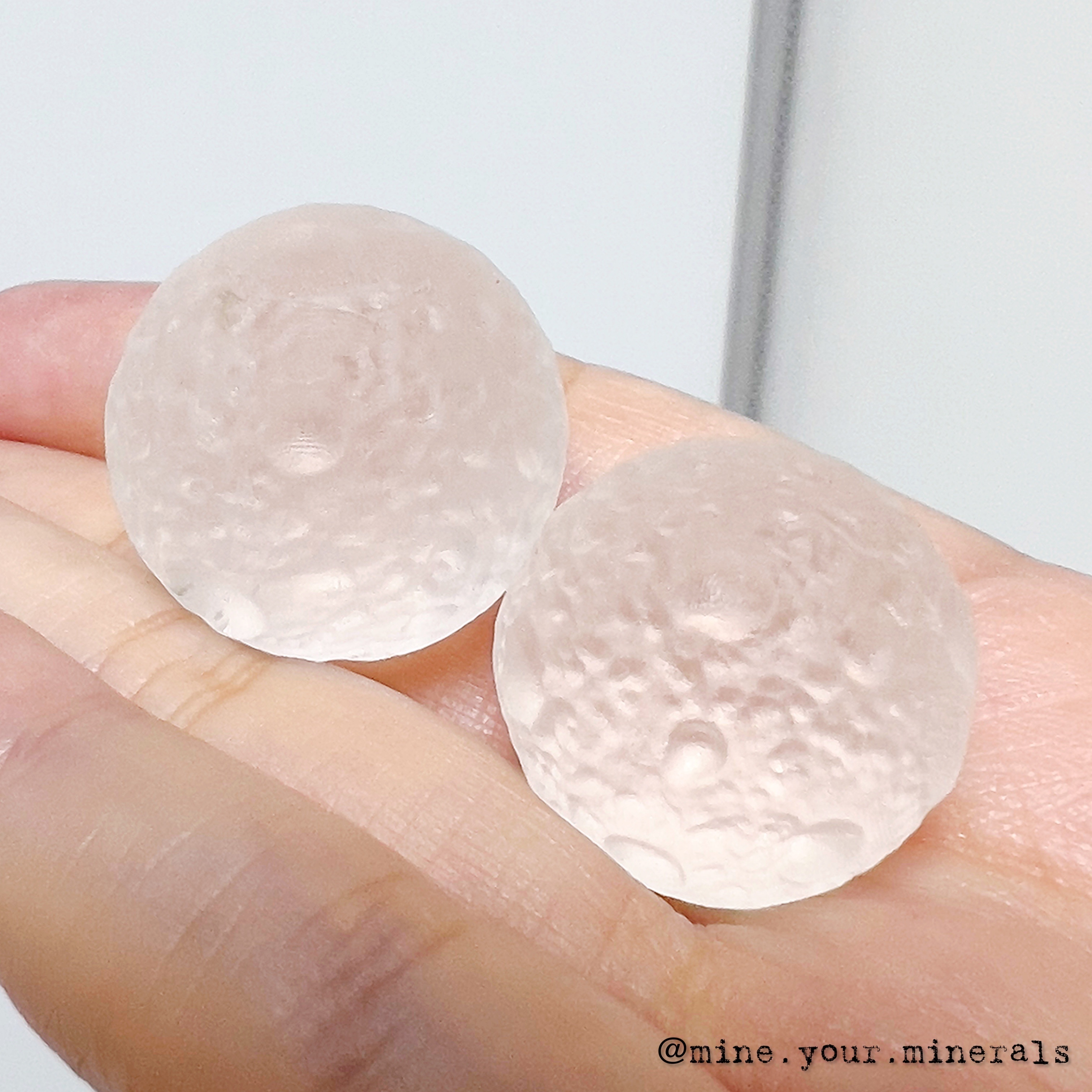磨砂面月球造型白水晶球