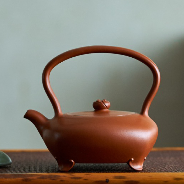 【四季如意】--壺身方圓相濟，轉折化利為柔，折肩嵌蓋，提樑上闊下狹，張力十足