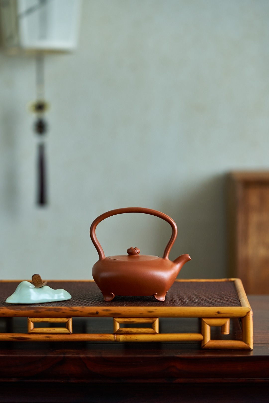 【四季如意】--壺身方圓相濟，轉折化利為柔，折肩嵌蓋，提樑上闊下狹，張力十足