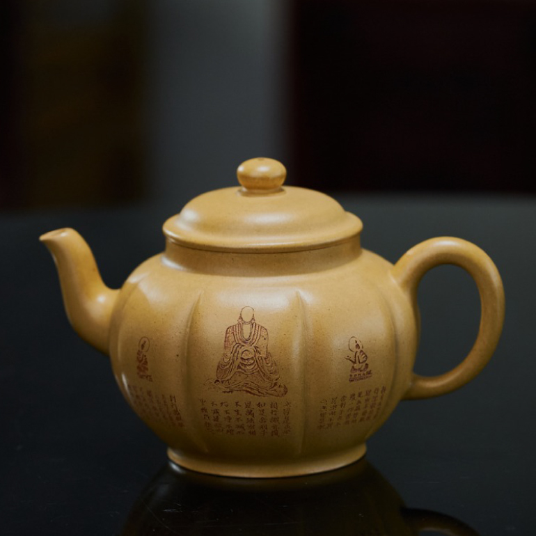 【葵燈】--此作品壺身飽滿，如綻放葵花，花朵片片分明，面面等分