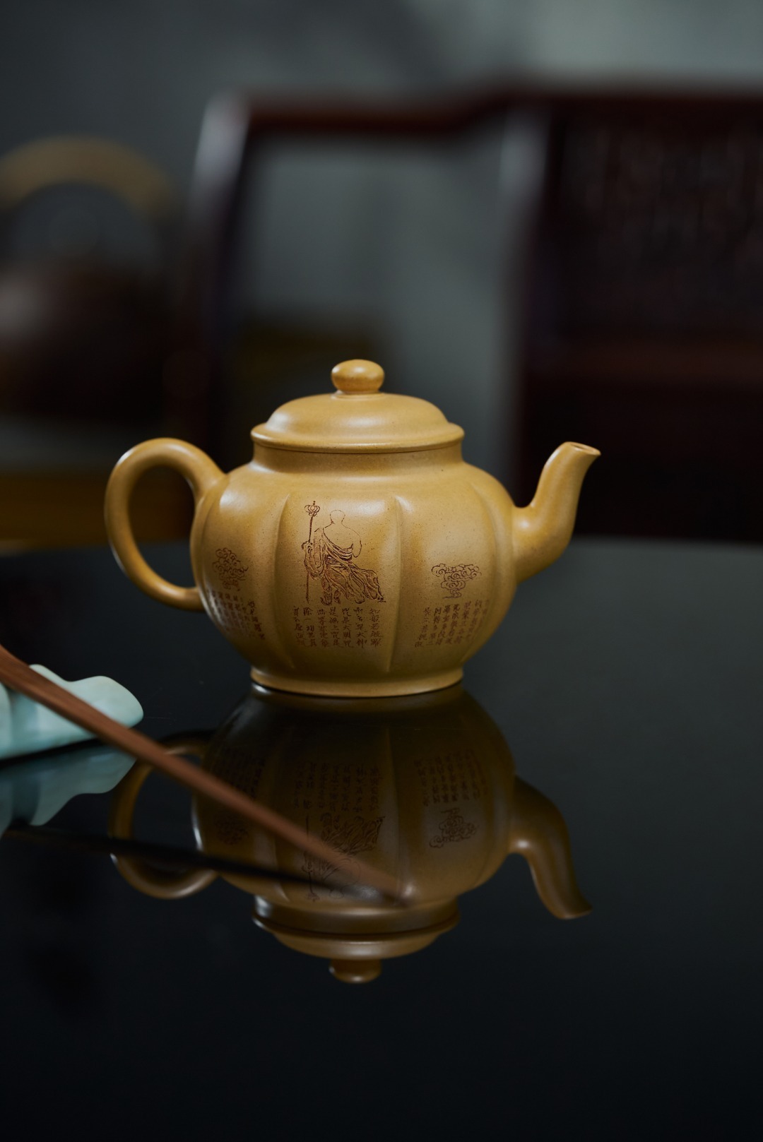 【葵燈】--此作品壺身飽滿，如綻放葵花，花朵片片分明，面面等分