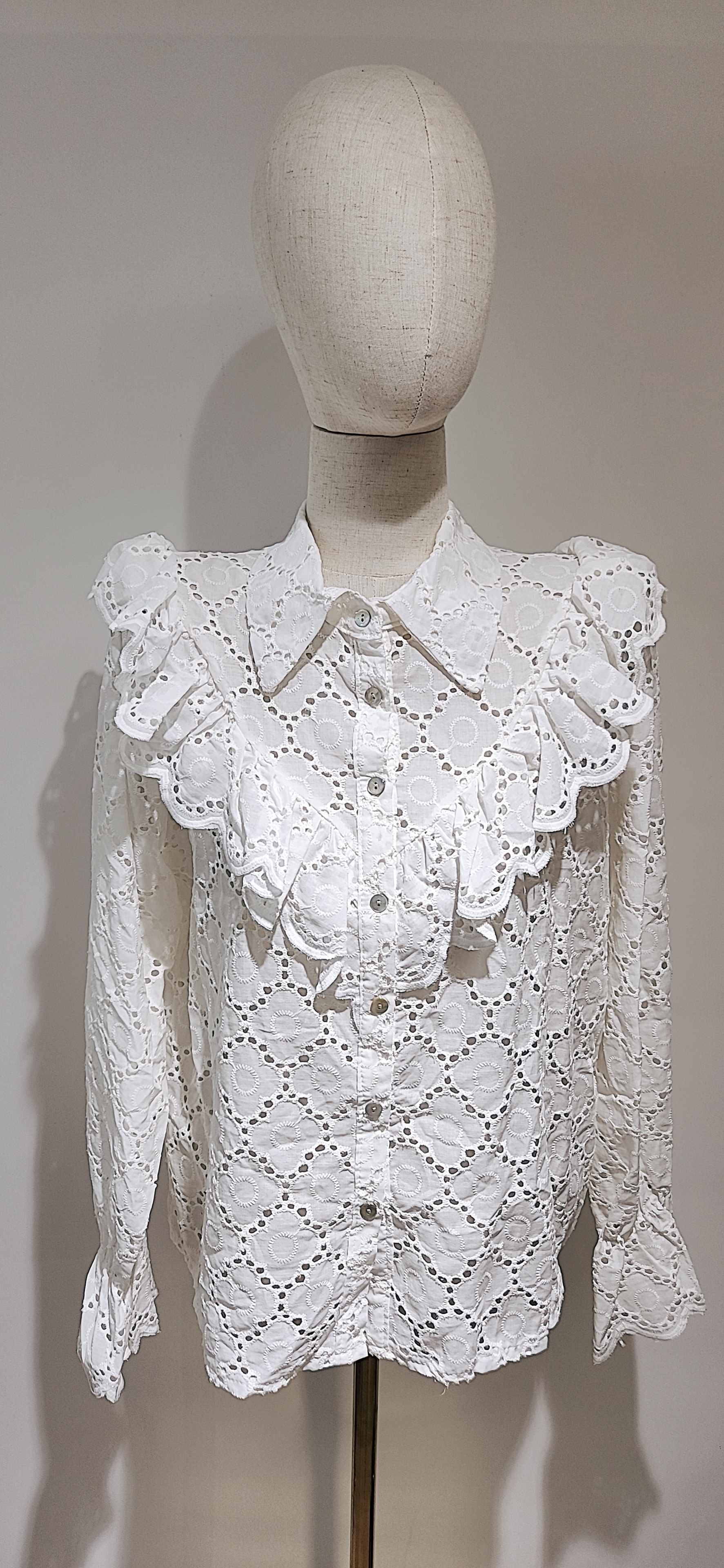 By Rachel 白色通花荷葉邊恤 23030301010007-T