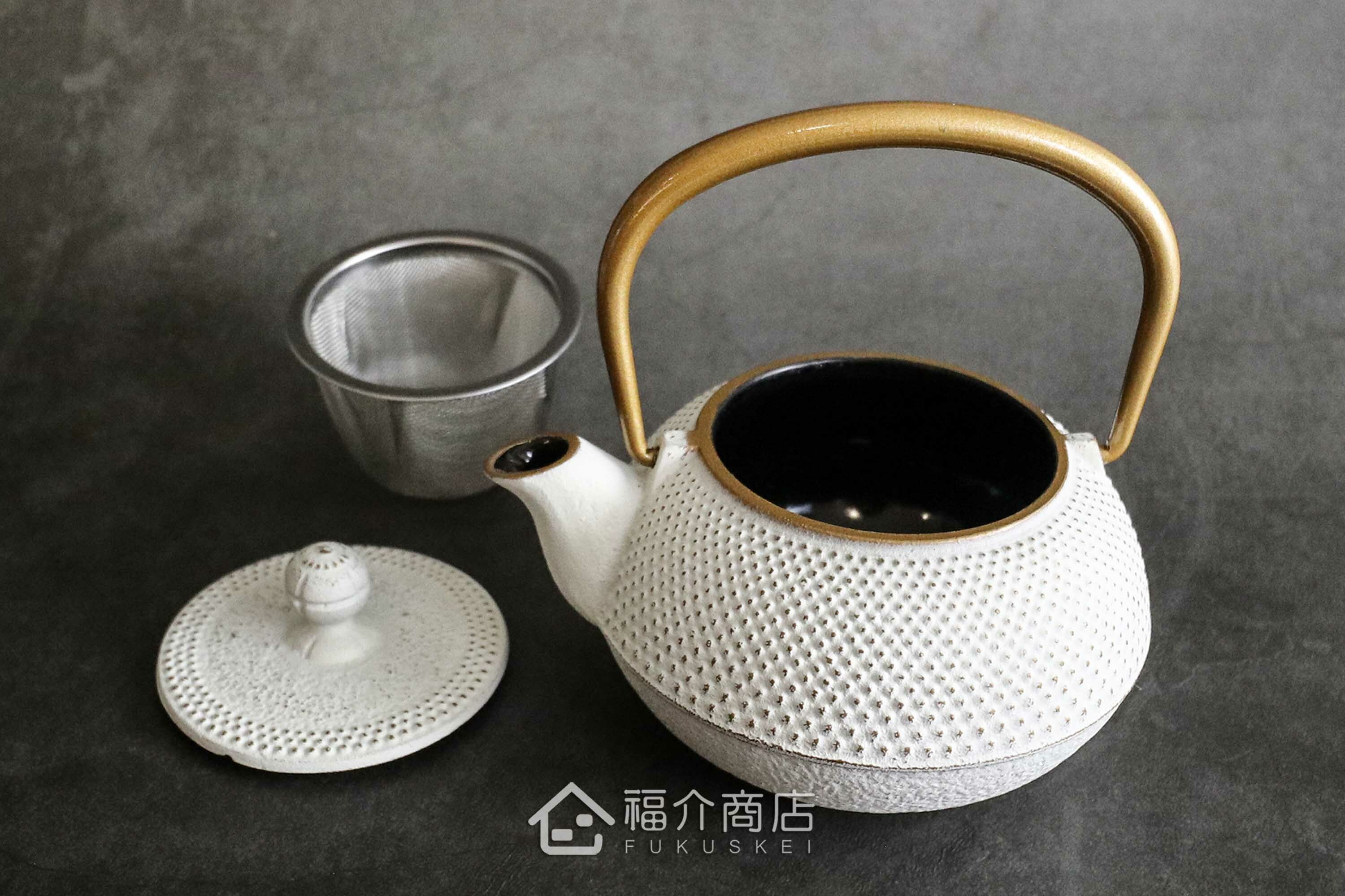 泡茶用的白色鐵壺金色提把