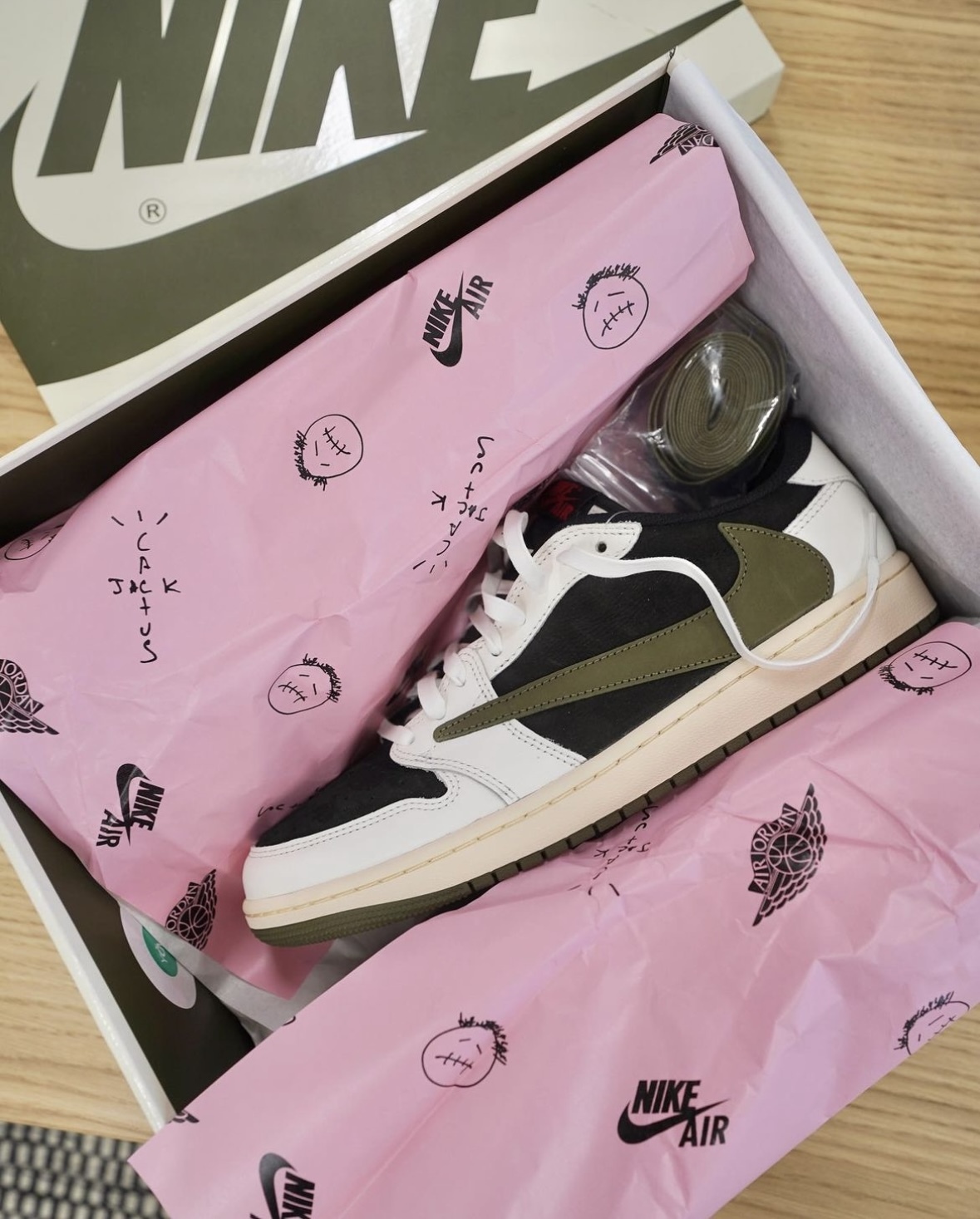 Travis Scott x Air Jordan 1 Low Olive 橄欖綠 倒鉤 (DZ4137106)