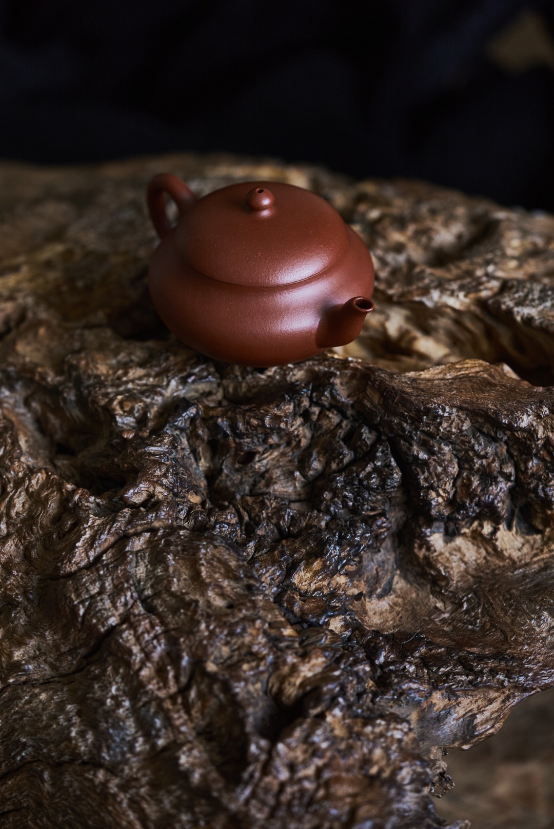 【緣聚】--壺體敦實圓厚，三彎流壺嘴，出水通暢，耳形把形美有動感，壺口寬易投茶，能揚茶香。