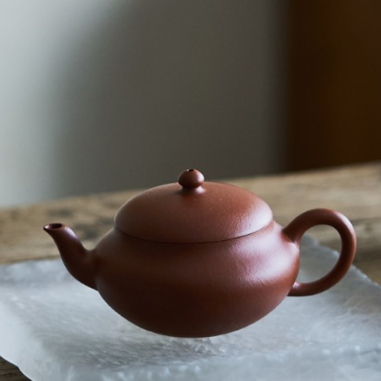 【緣聚】--壺體敦實圓厚，三彎流壺嘴，出水通暢，耳形把形美有動感，壺口寬易投茶，能揚茶香。