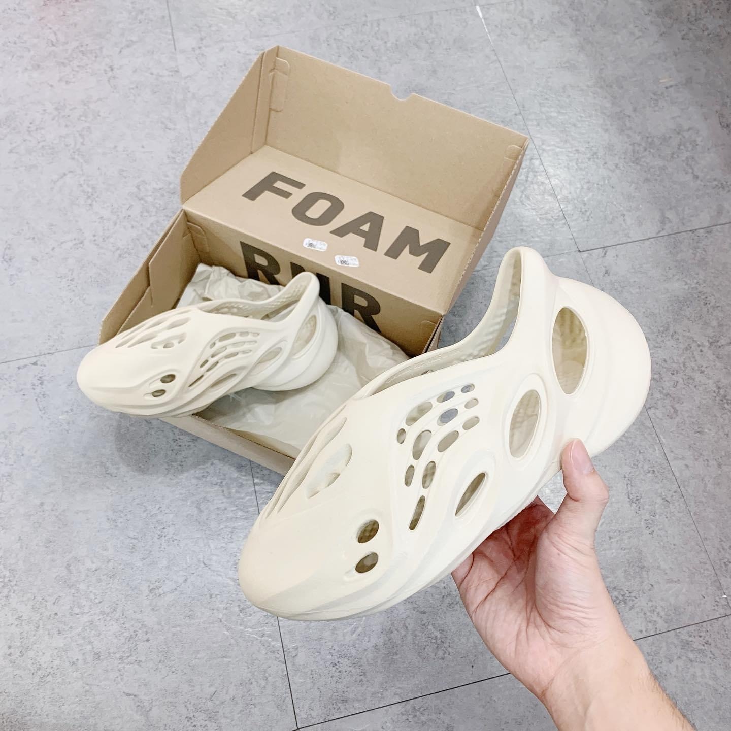 現貨 adidas Yeezy Foam RNNR Sand  FY4567